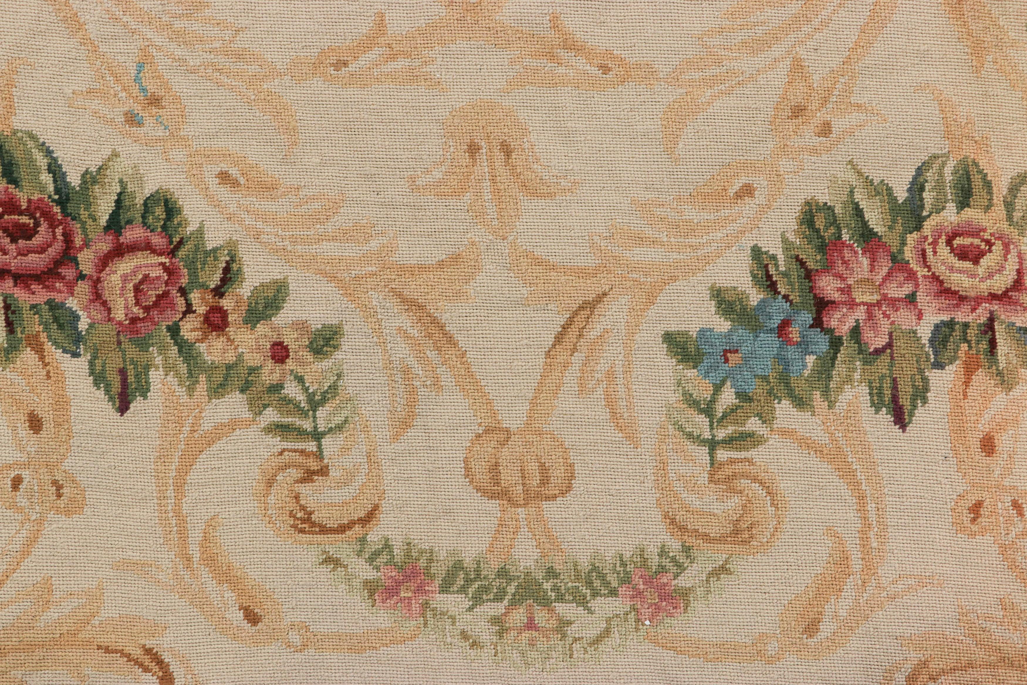 Alfombra de punto de aguja estilo europeo de Rug & Kilim en color crema con medallón floral Chino en venta