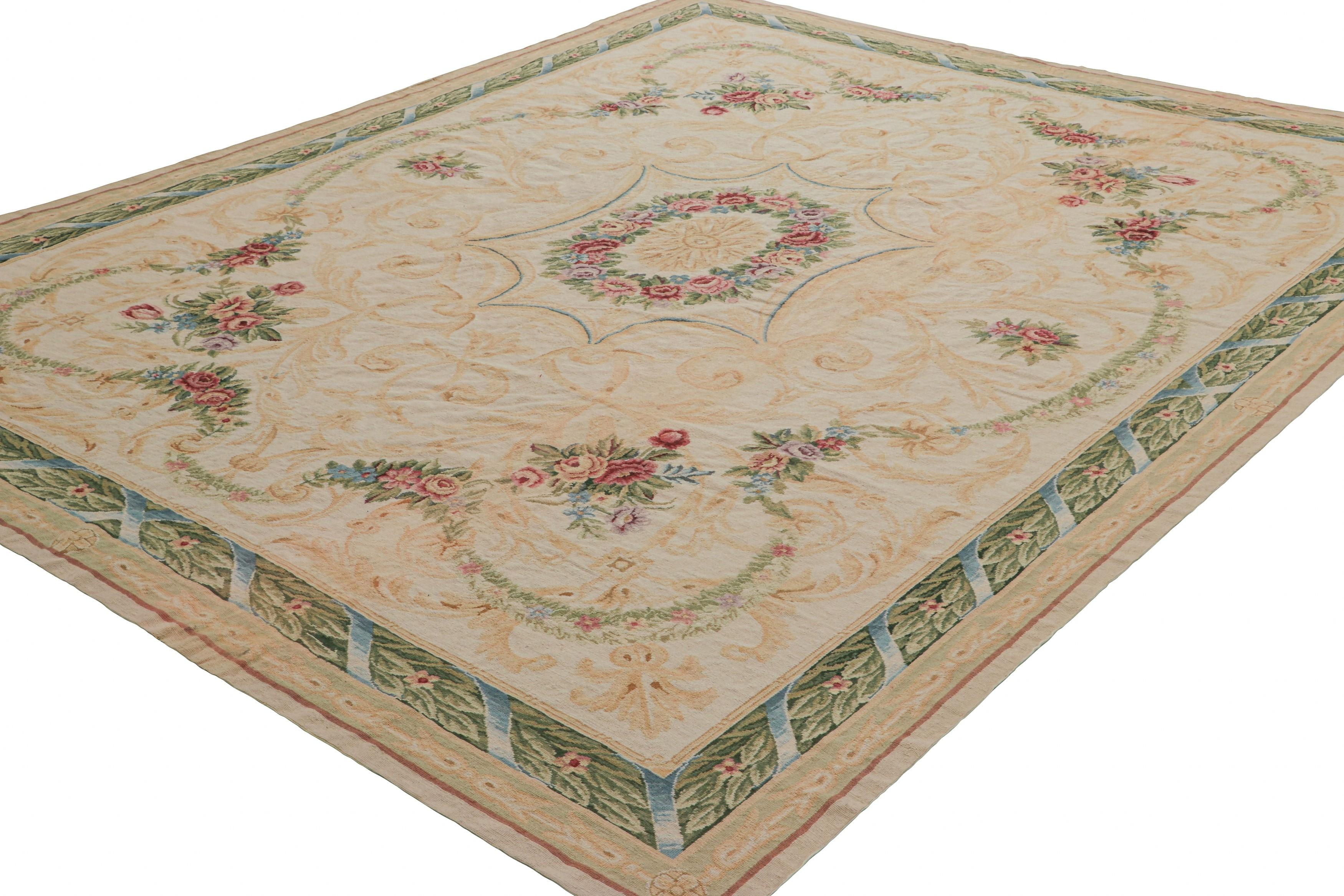 Alfombra de punto de aguja estilo europeo de Rug & Kilim en color crema con medallón floral Anudado a mano en venta