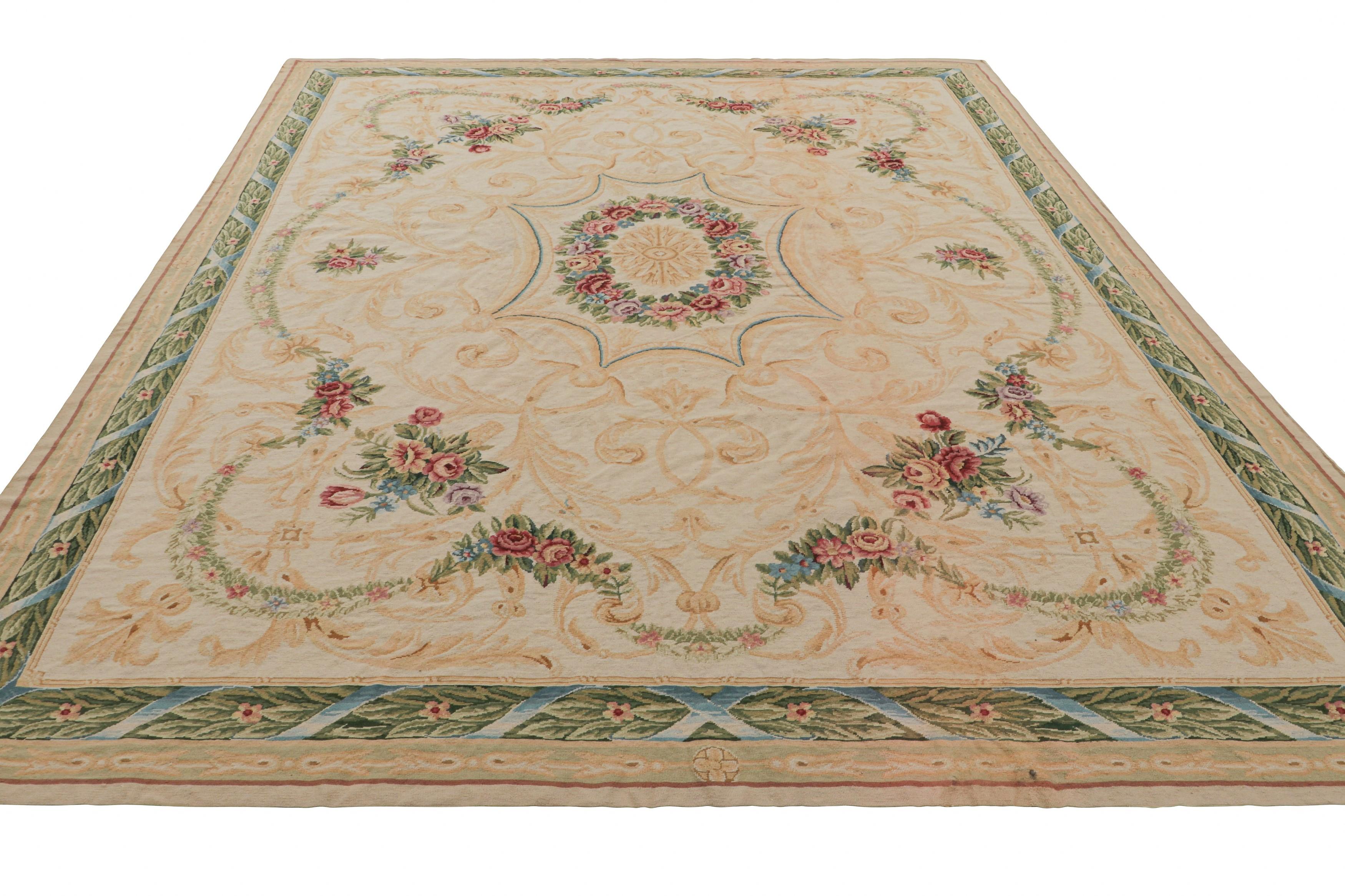 Alfombra de punto de aguja estilo europeo de Rug & Kilim en color crema con medallón floral en Nuevo estado para la venta en Long Island City, NY