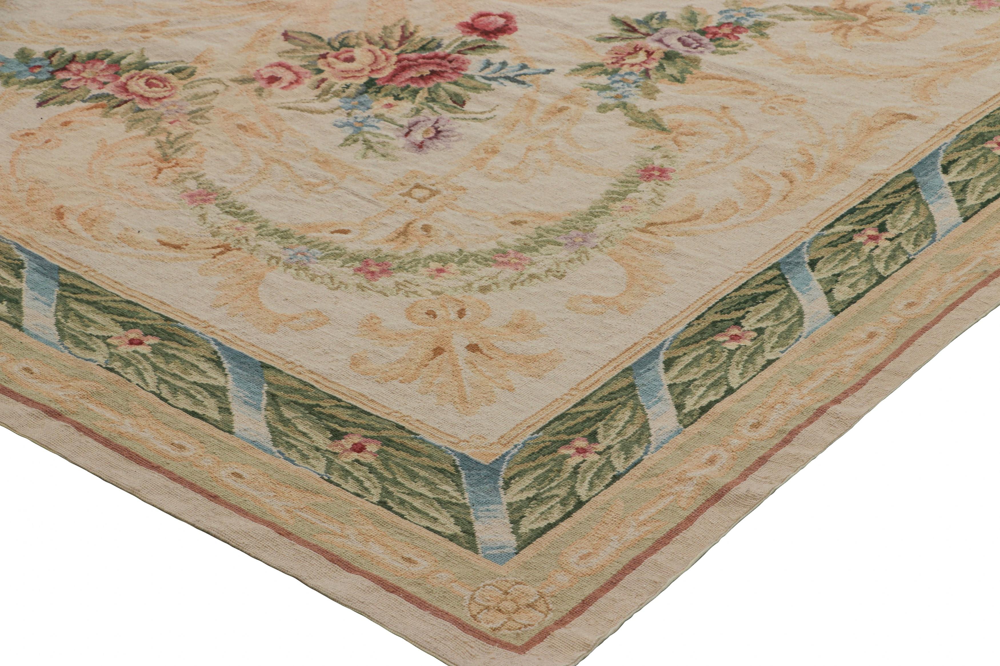 Alfombra de punto de aguja estilo europeo de Rug & Kilim en color crema con medallón floral Siglo XXI y contemporáneo en venta