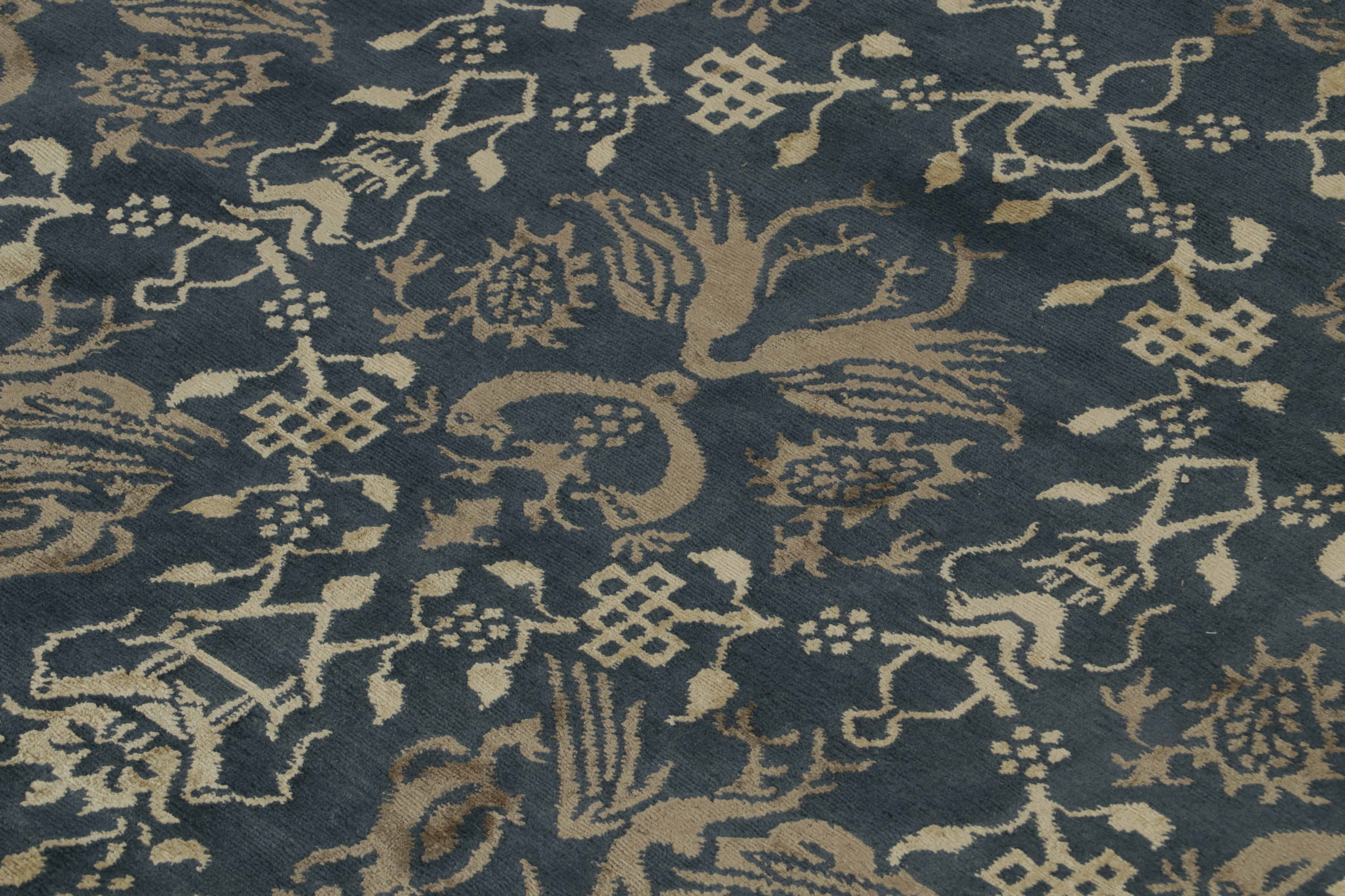 Rug & Kilims Bildteppich im europäischen Stil in Blau mit goldenen Drachenmustern (Handgeknüpft) im Angebot