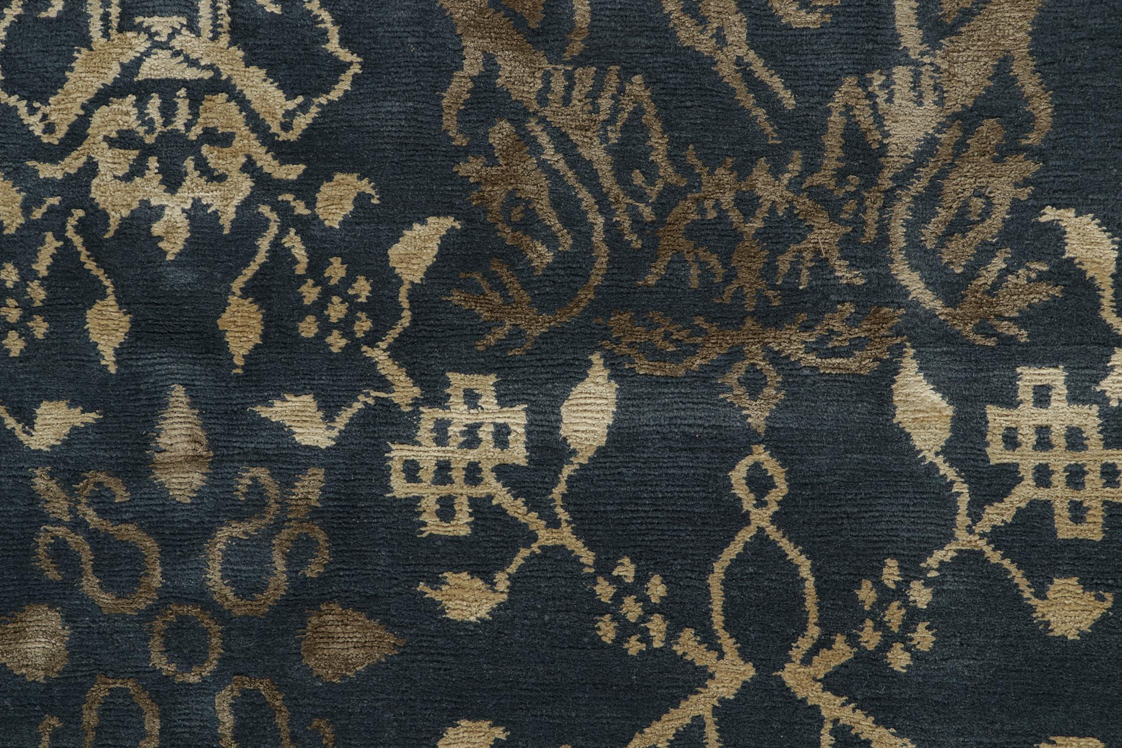 XXIe siècle et contemporain Tapis Pictorial de style européen de Rug & Kilim en bleu avec motifs de dragons dorés en vente