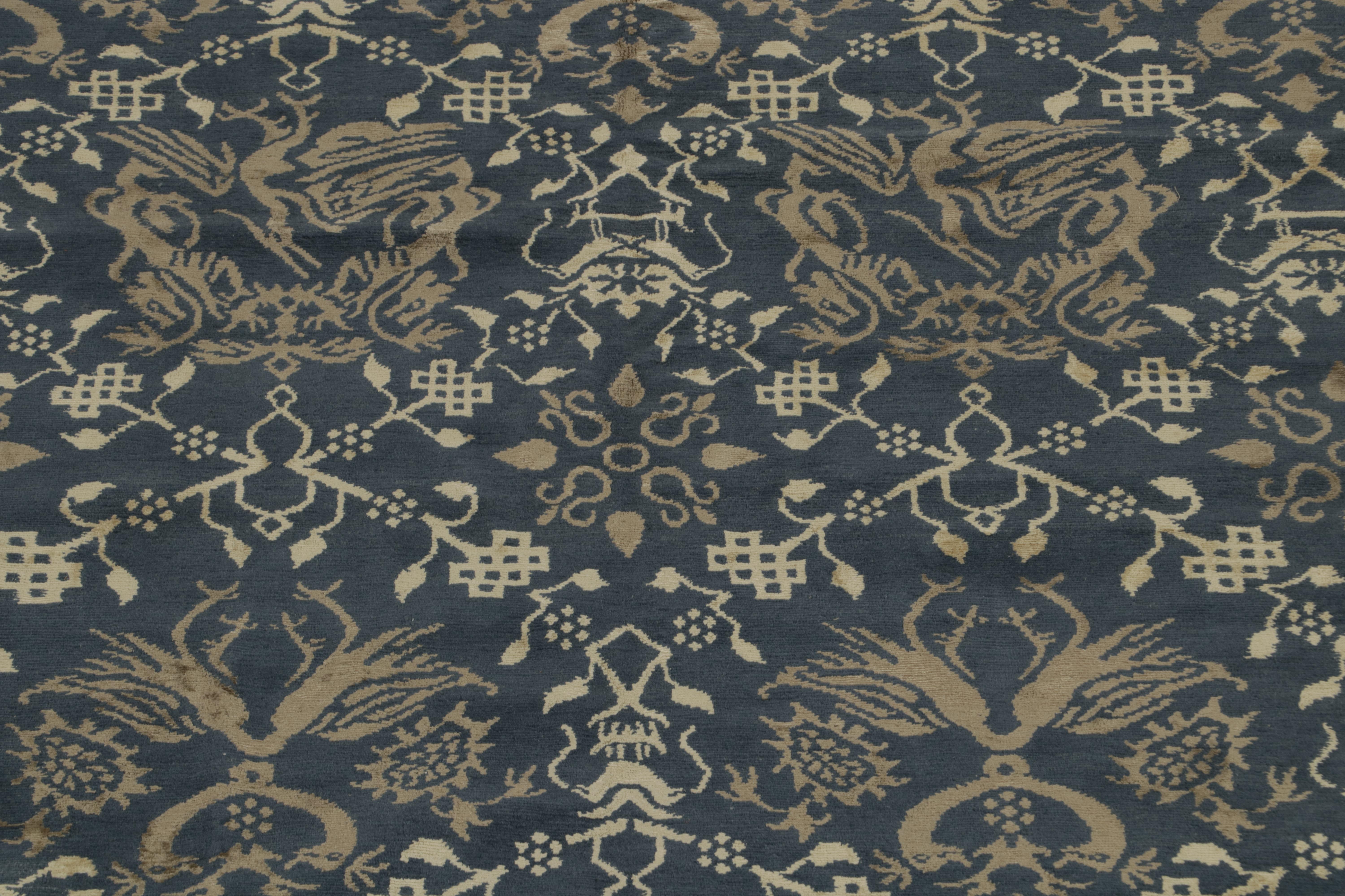 Rug & Kilim's europäischer Bildteppich in Blau mit goldenen Drachenmustern (21. Jahrhundert und zeitgenössisch) im Angebot