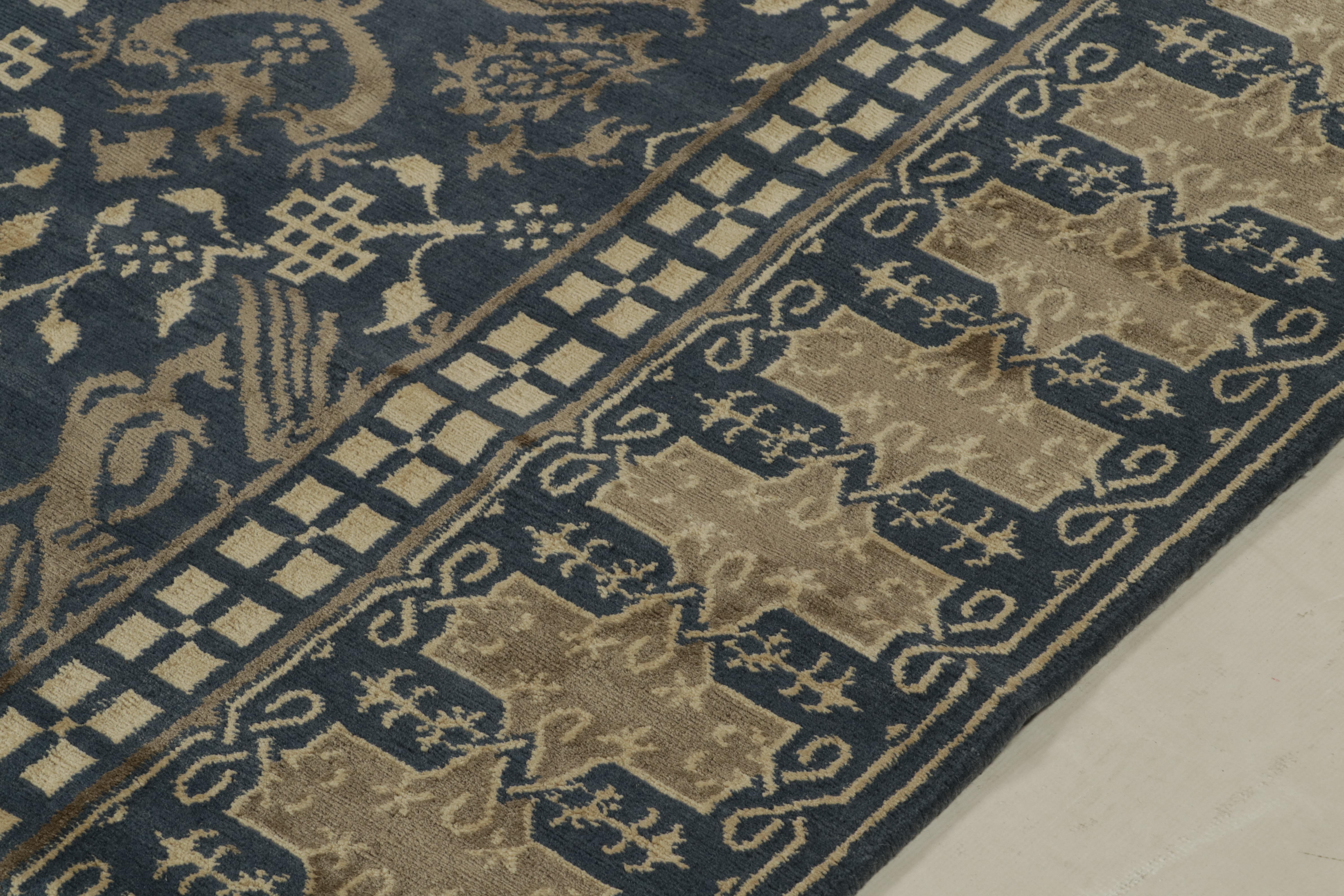 Tappeto Rug & Kilim in stile europeo in blu con motivi a draghi dorati in vendita 2