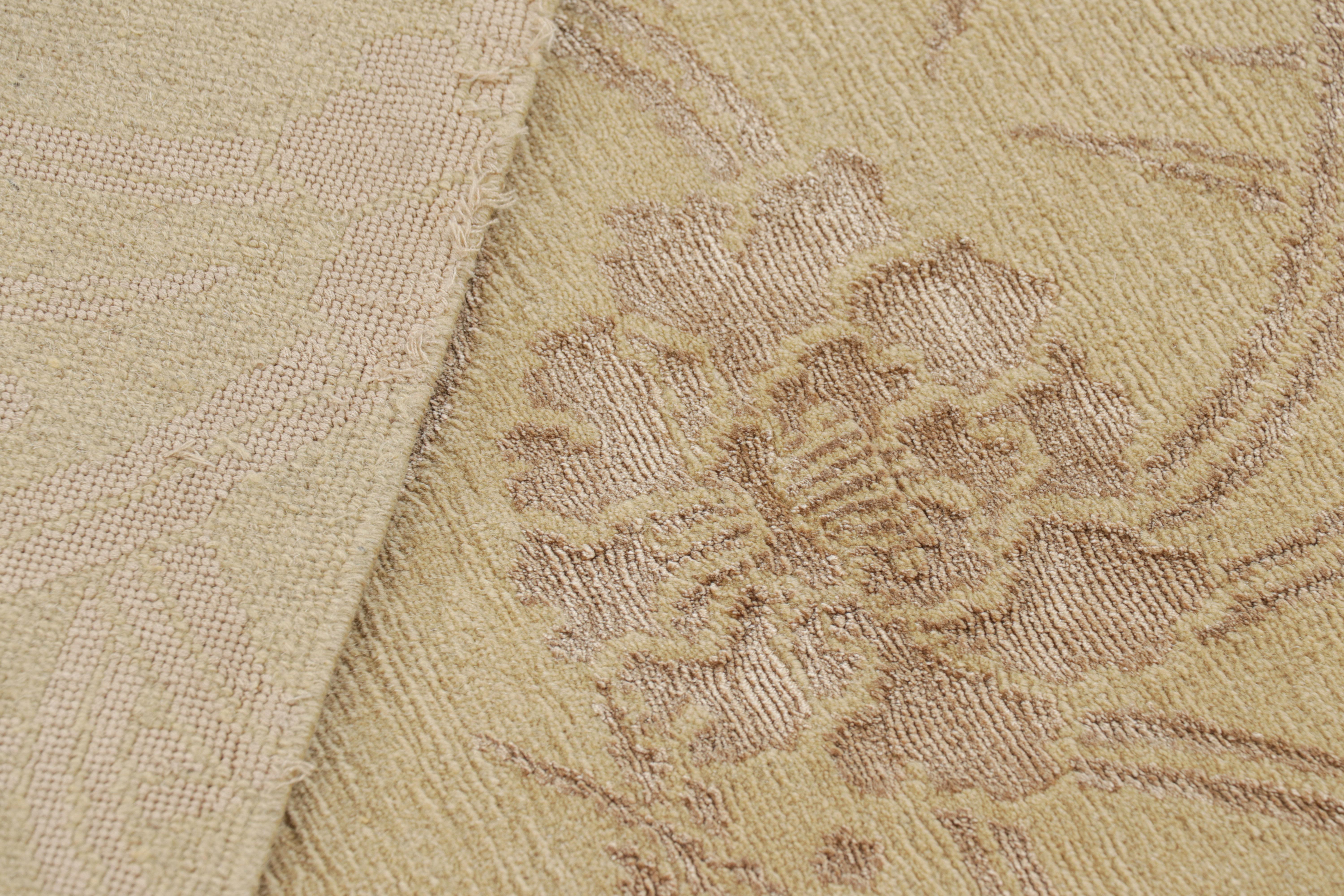 Rug & Kilim's Modern Art Deco Style Rug in Gold mit Blumenmustern (Wolle) im Angebot