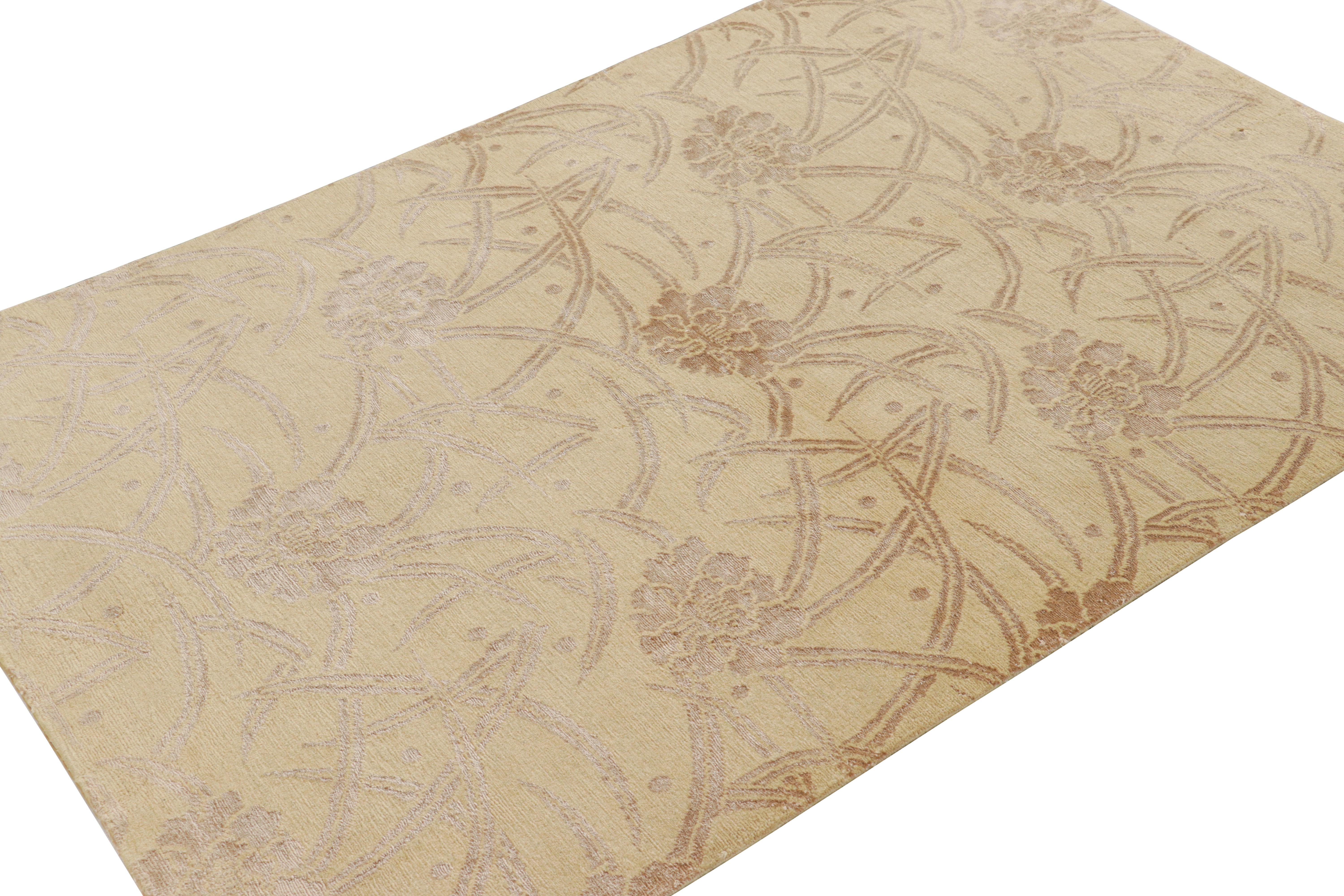 Rug & Kilim's Modern Art Deco Style Rug in Gold mit Blumenmustern (Nepalesisch) im Angebot