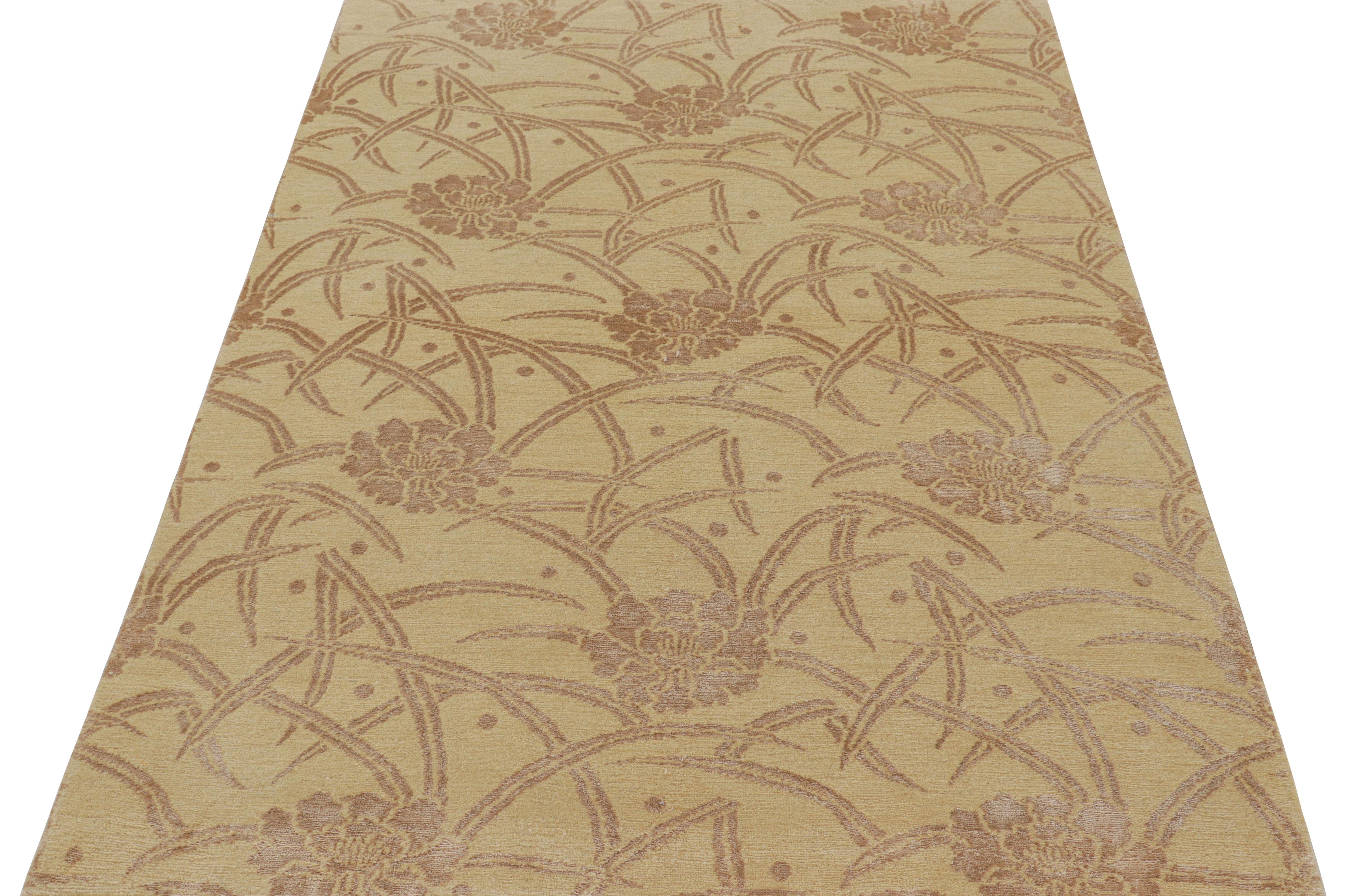 Rug & Kilim's Modern Art Deco Style Rug in Gold mit Blumenmustern (Handgeknüpft) im Angebot