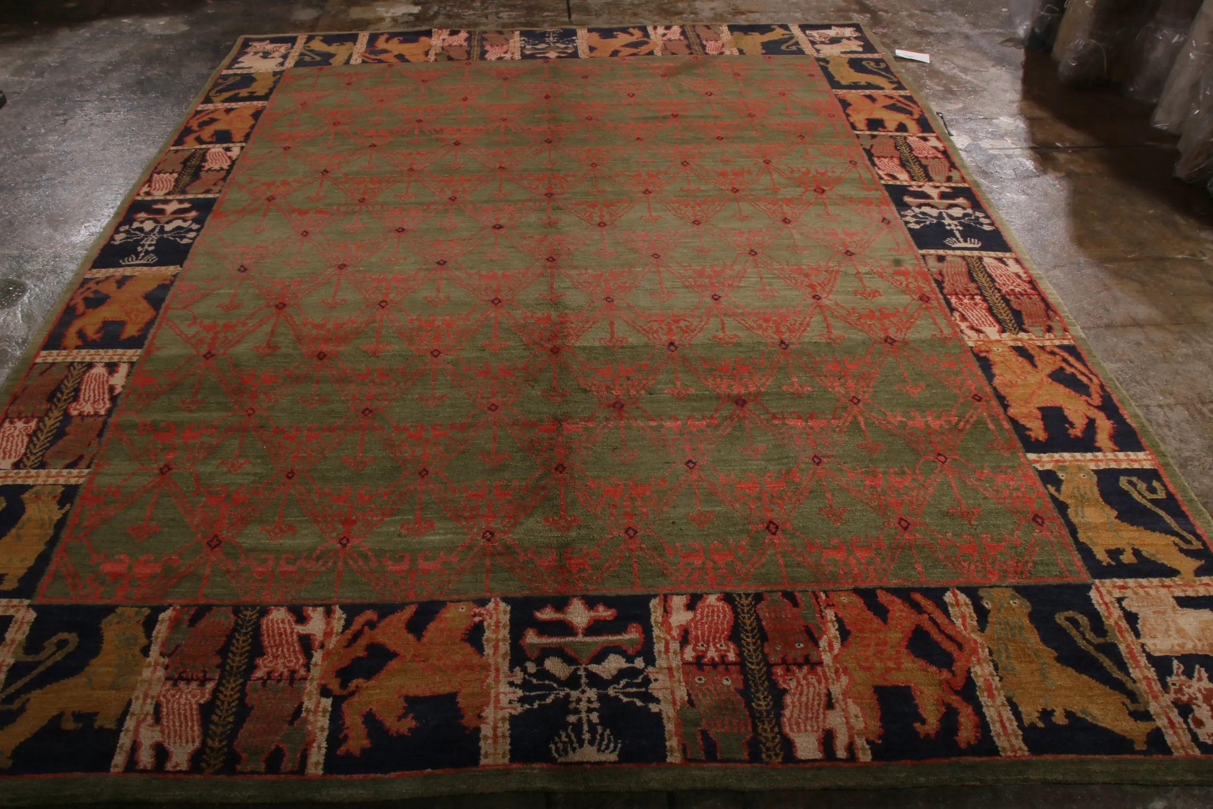 Ispirandosi al design coloniale spagnolo, Rug & Kilim presenta questo pezzo 9 x11 della sua collezione europea con il celebre design 