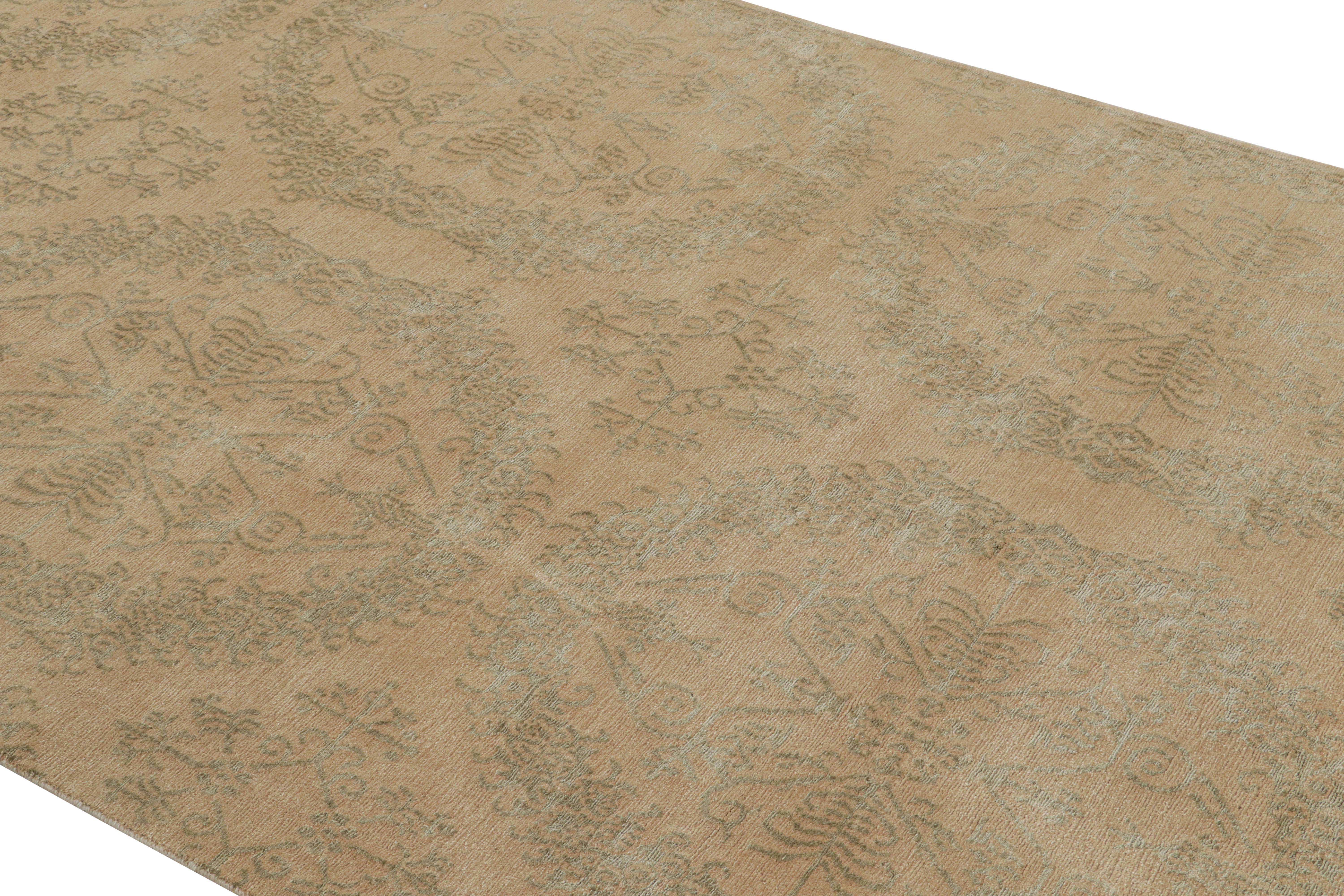 Noué à la main dans un mélange de laine et de soie, ce tapis de transition 5 x 10 fait partie de la collection de tapis européens de Rug & Kilim. Il s'inspire d'un motif de tapis du XVIIIe siècle réimaginé en médaillons verts lustrés qui parcourent