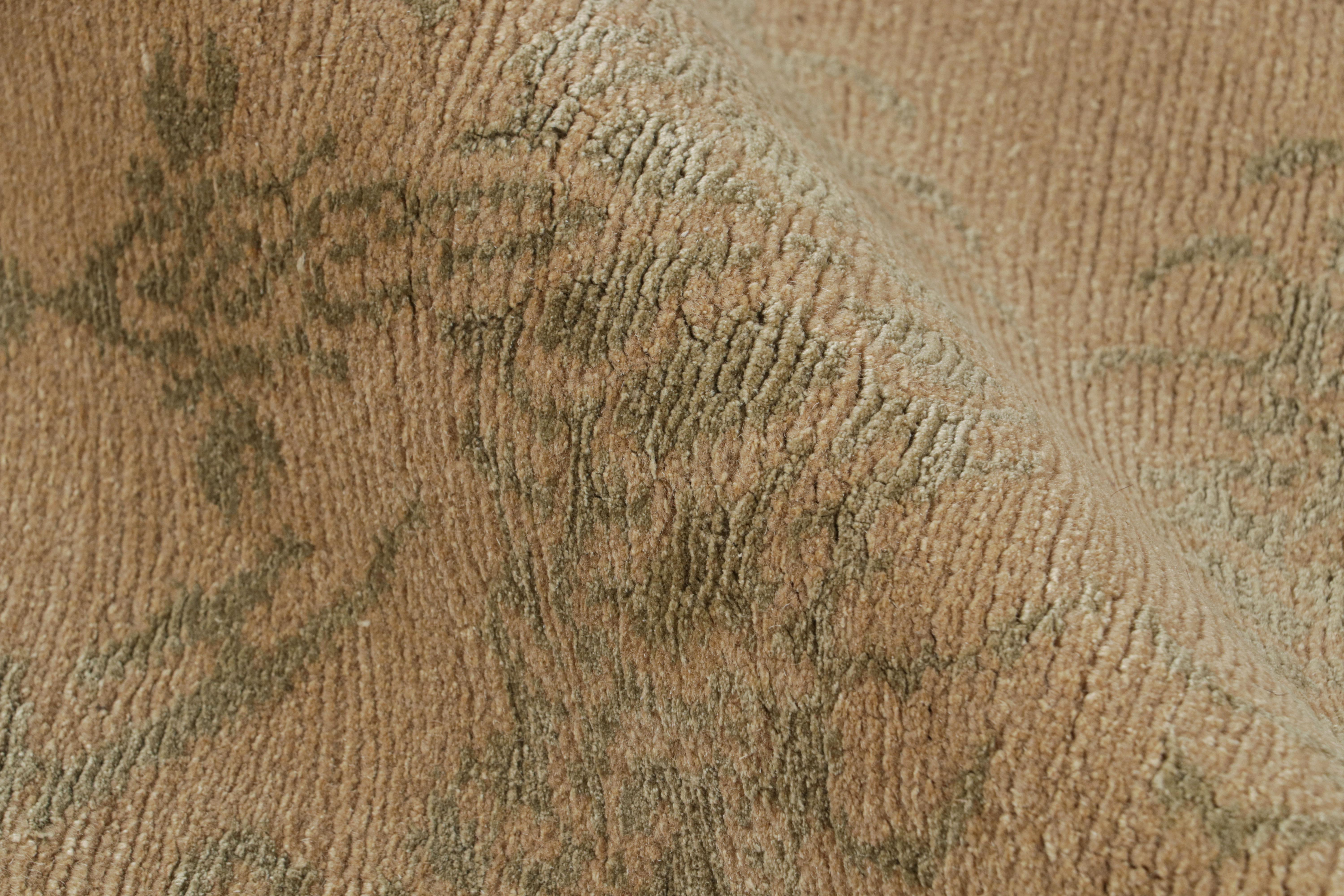 Teppich im europäischen Stil von Teppich & Kilims mit beige-braunem und grünem Medaillonmuster (21. Jahrhundert und zeitgenössisch) im Angebot