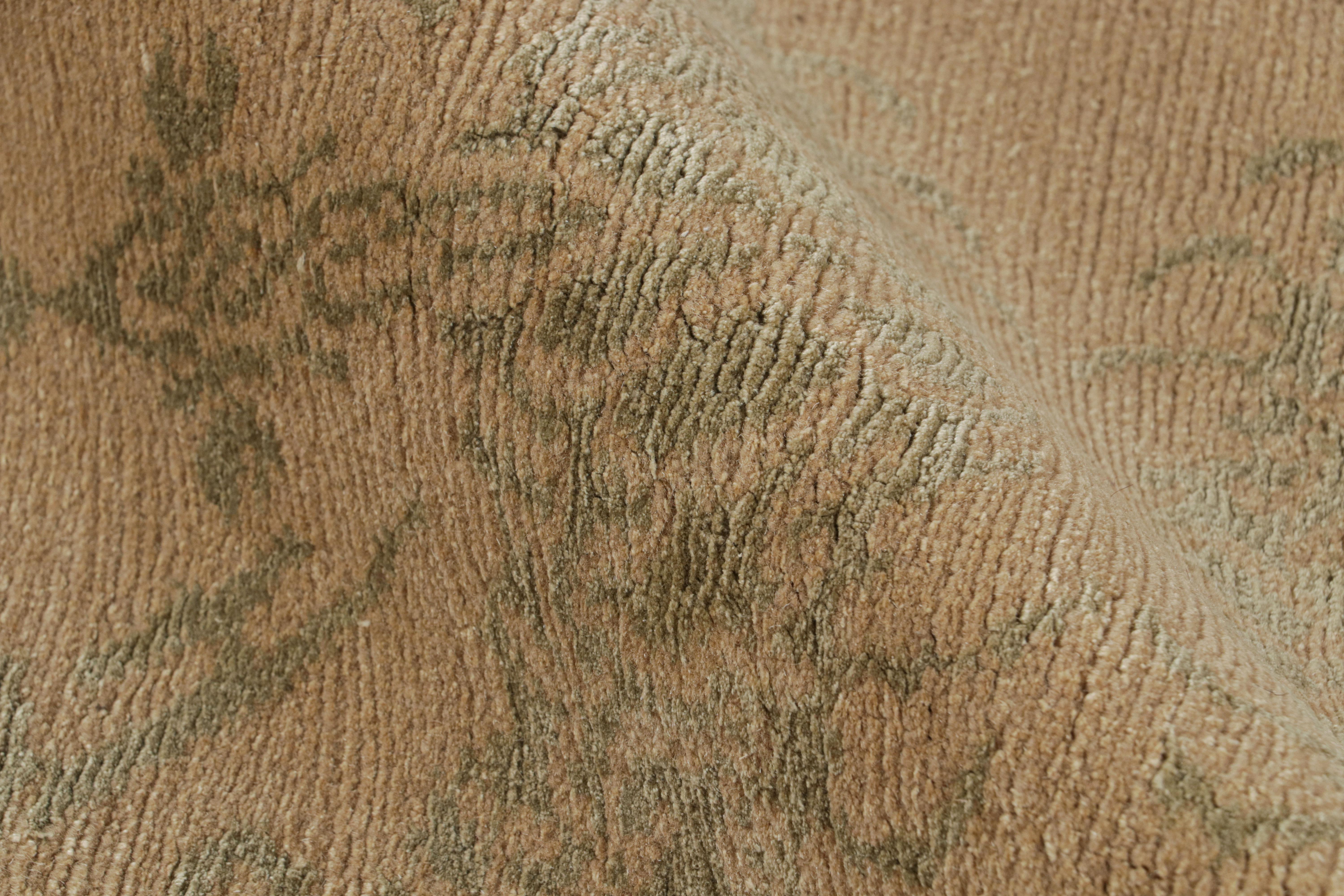 XXIe siècle et contemporain Rug & Kilim's European Style Rug in Beige-Brown and Green Medallion Pattern (tapis de style européen à motifs de médaillons beige, marron et vert) en vente