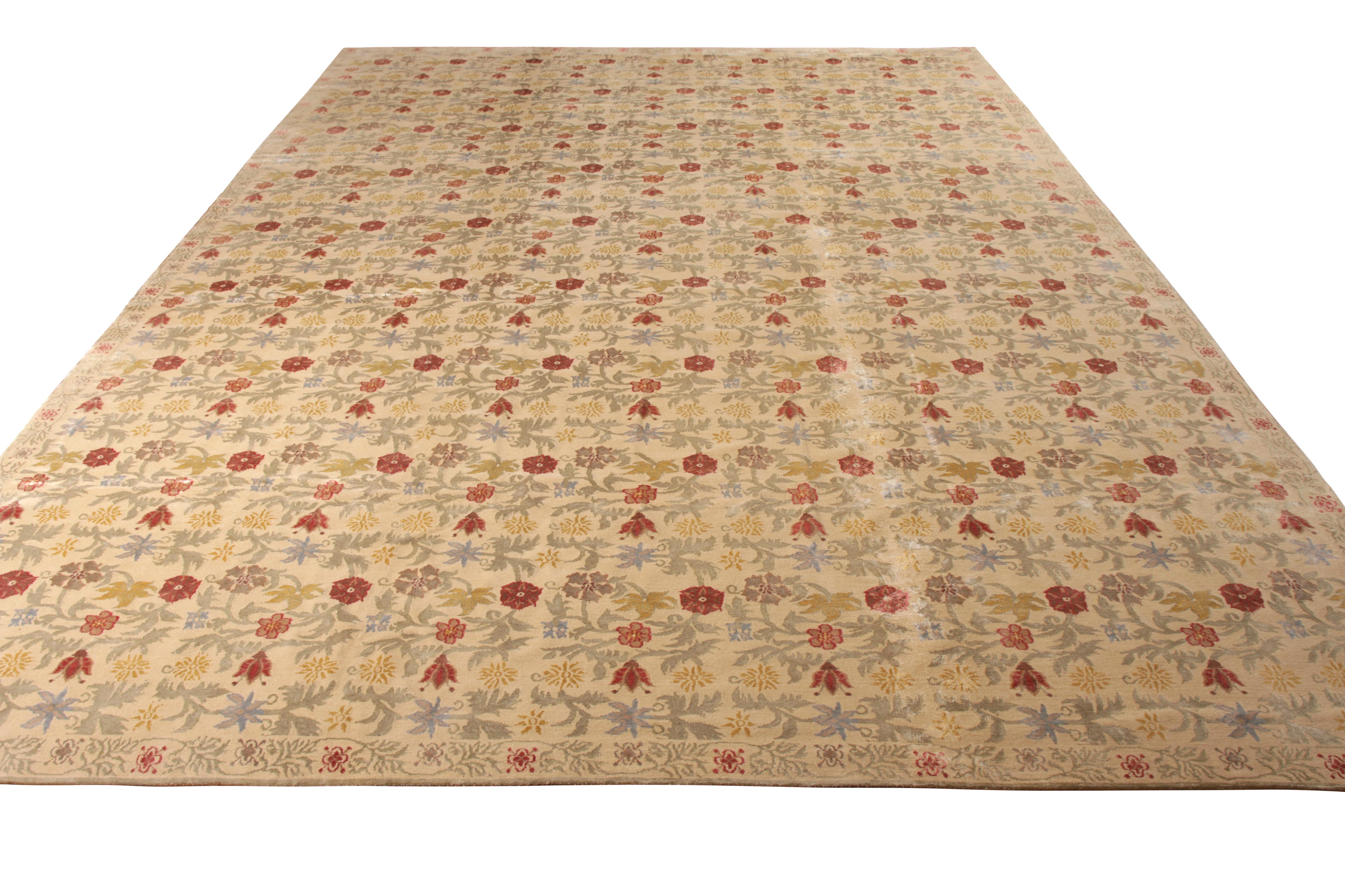 Une ode de 12 x 18 aux célèbres styles de tapis espagnols en laine et soie nouée à la main, issue de la Collection S de Rug & Kilim. De notre ligne Bilbao, ce modèle présente une gracieuse répétition de fleurs rouges, dorées, vertes et argentées sur