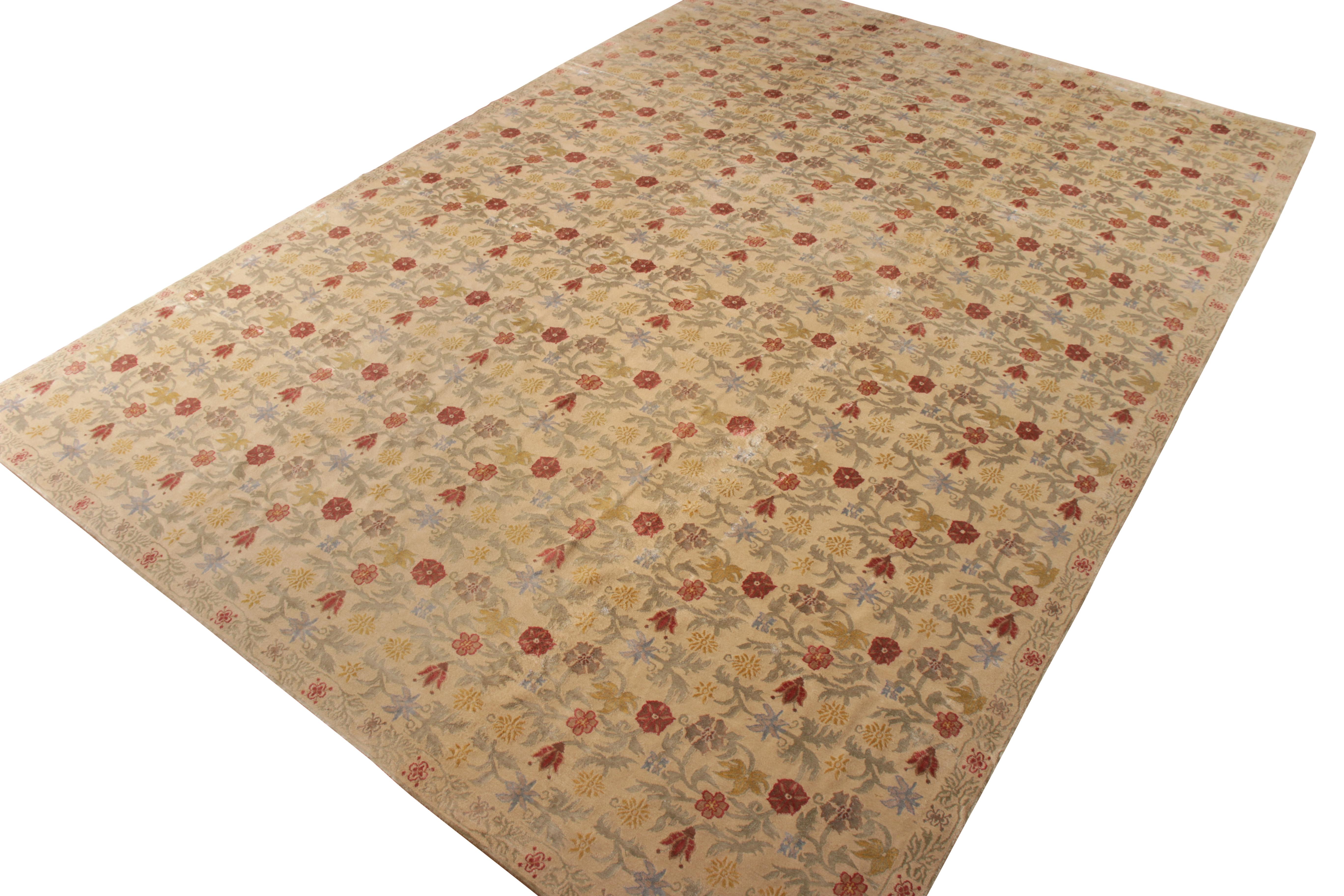 Moderne Rug & Kilim's European Style Rug in Beige-Brown and Red Floral Pattern (tapis de style européen à motifs floraux beige, marron et rouge) en vente