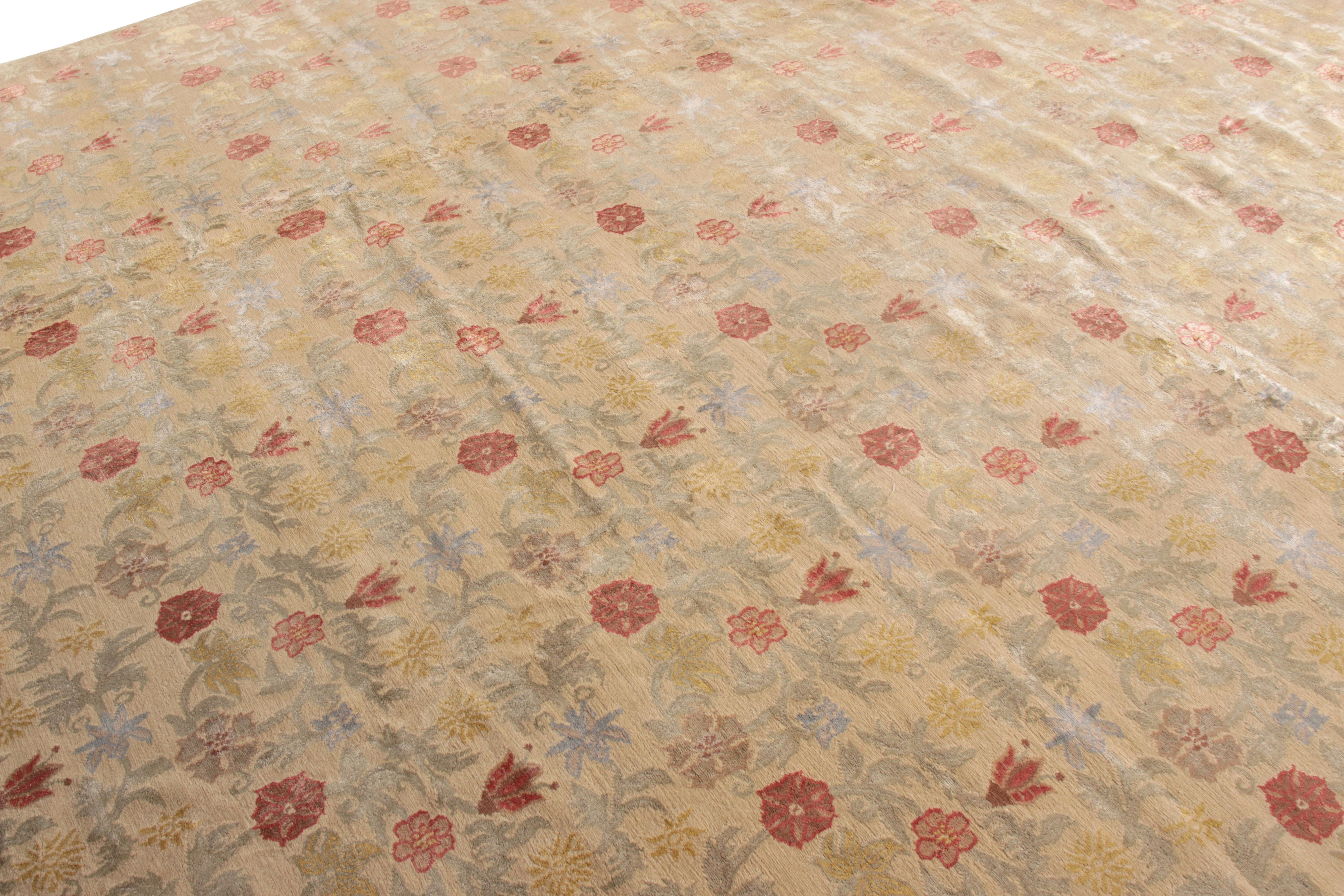 Népalais Rug & Kilim's European Style Rug in Beige-Brown and Red Floral Pattern (tapis de style européen à motifs floraux beige, marron et rouge) en vente