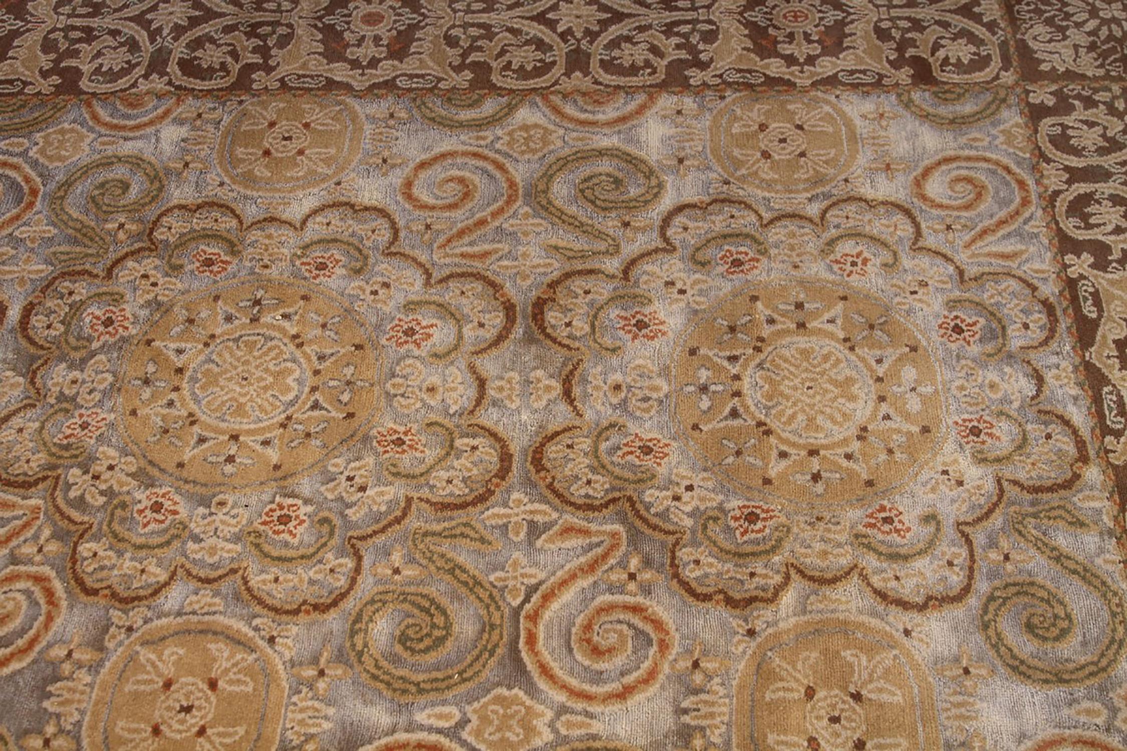 Teppich & Kilims European Style Teppich in Beigebraun mit geometrischem Muster (Moderne) im Angebot