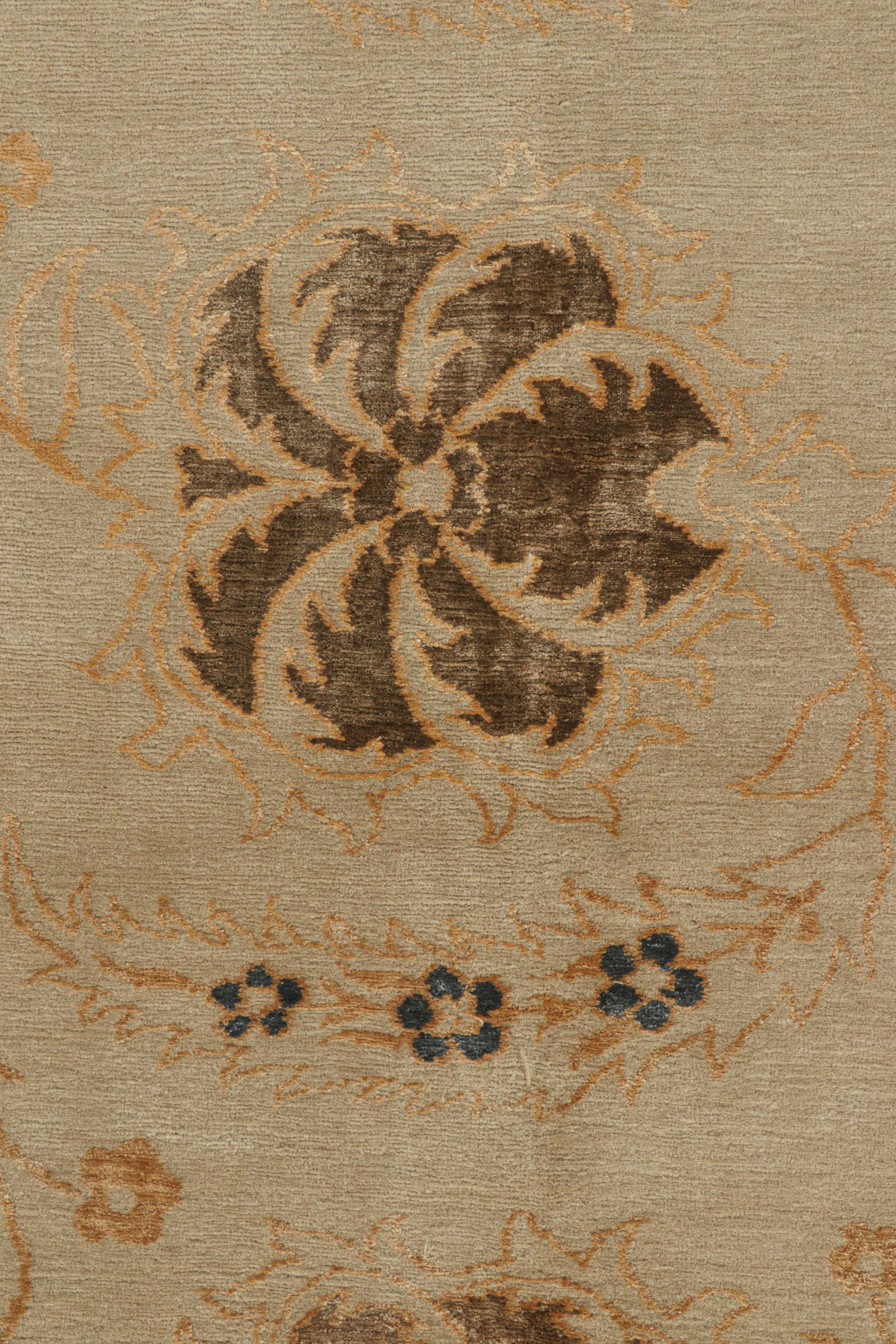 Nepalese Rug & Kilim è un tappeto in stile europeo con motivo floreale beige-marrone e oro-arancio. in vendita