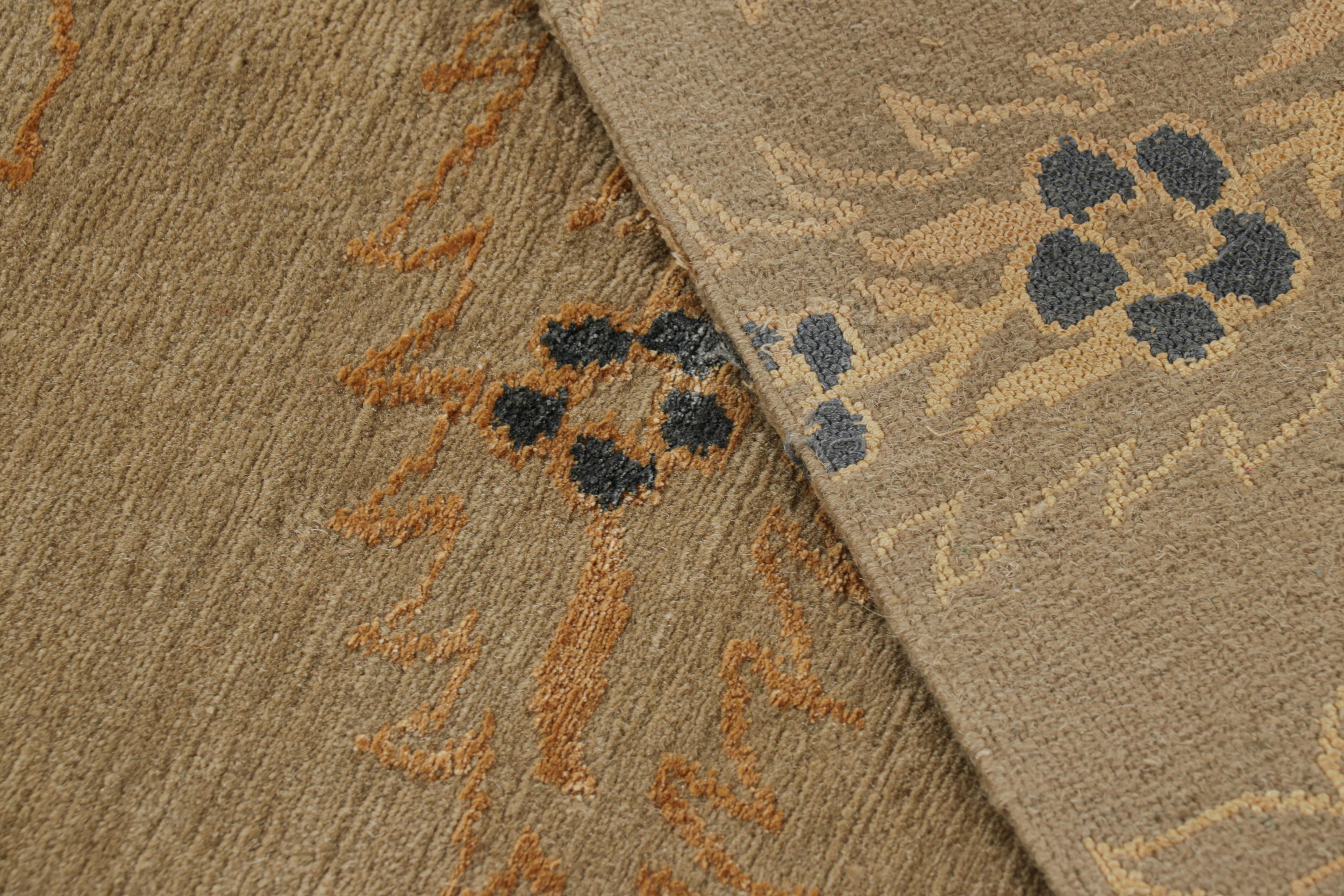 Rug & Kilim è un tappeto in stile europeo con motivo floreale beige-marrone e oro-arancio. in vendita 1