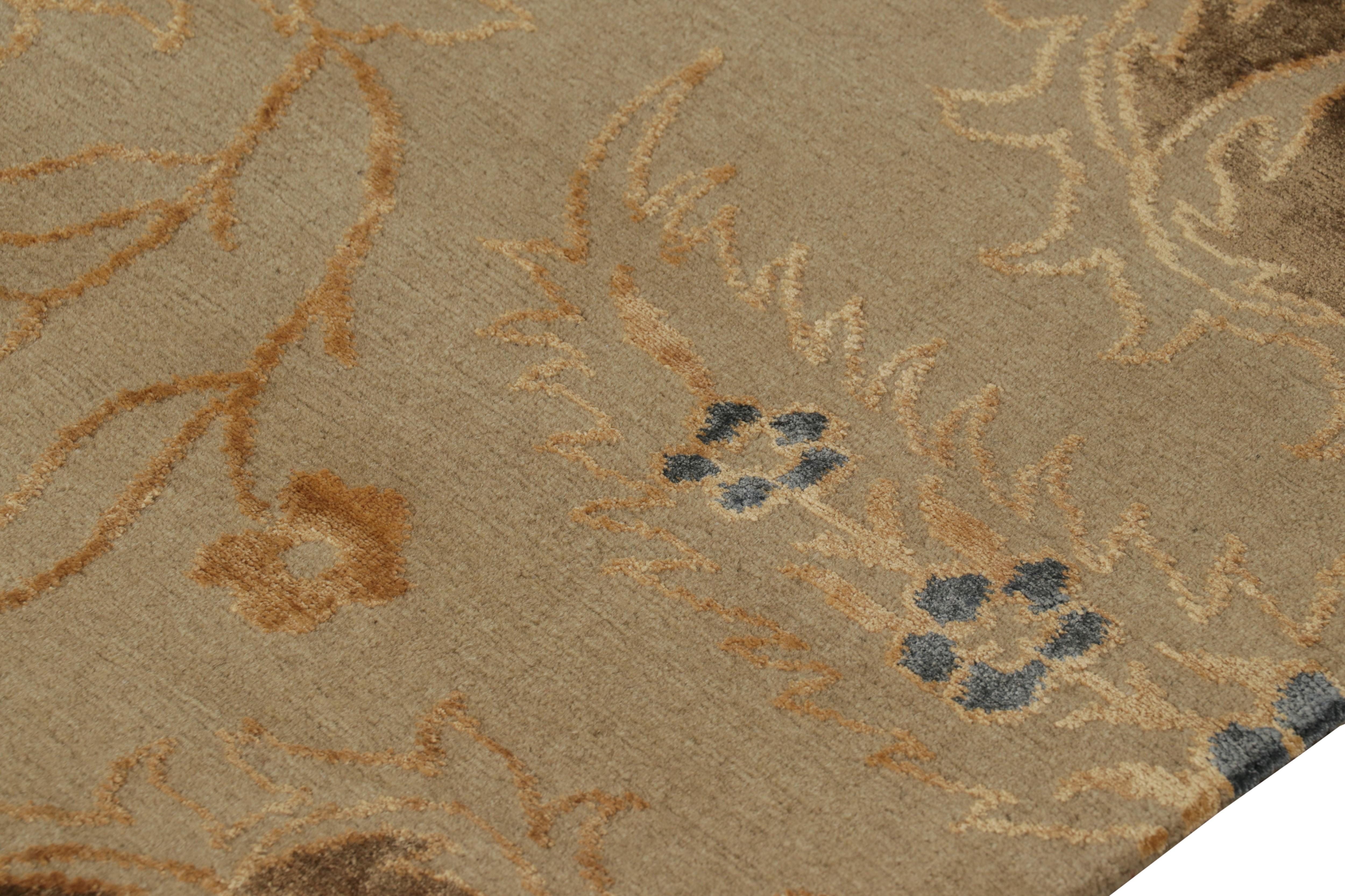 XXI secolo e contemporaneo Rug & Kilim è un tappeto in stile europeo con motivo floreale beige-marrone e oro-arancio. in vendita