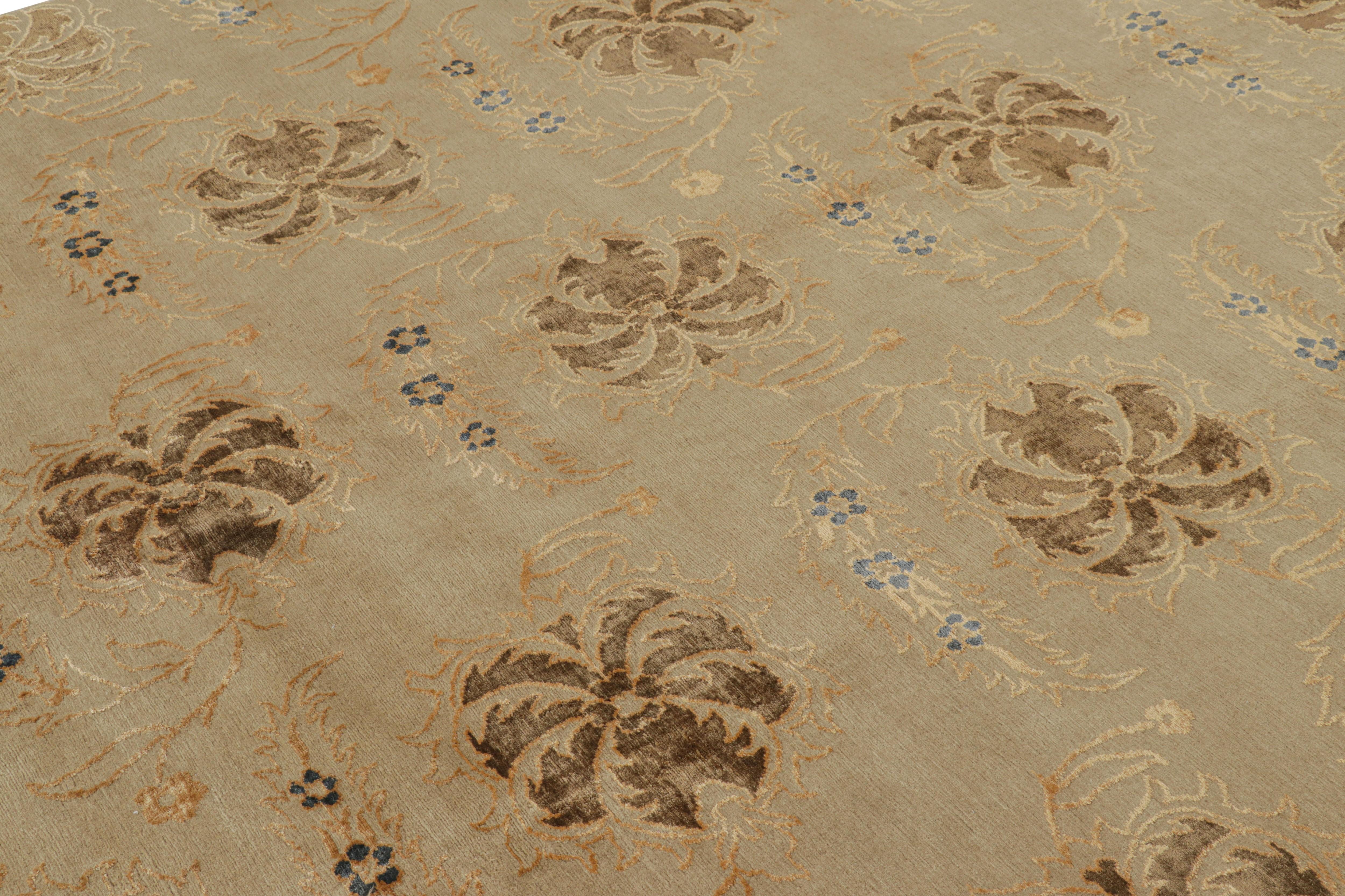 Noué à la main en laine fine et en soie, un croquis classique 8 x 10 des sélections européennes de Rug & Kilim présentant des motifs floraux d'œillets en bleu cobalt, noir sourd et doré sur un fond beige réconfortant - rarement vu auparavant dans un