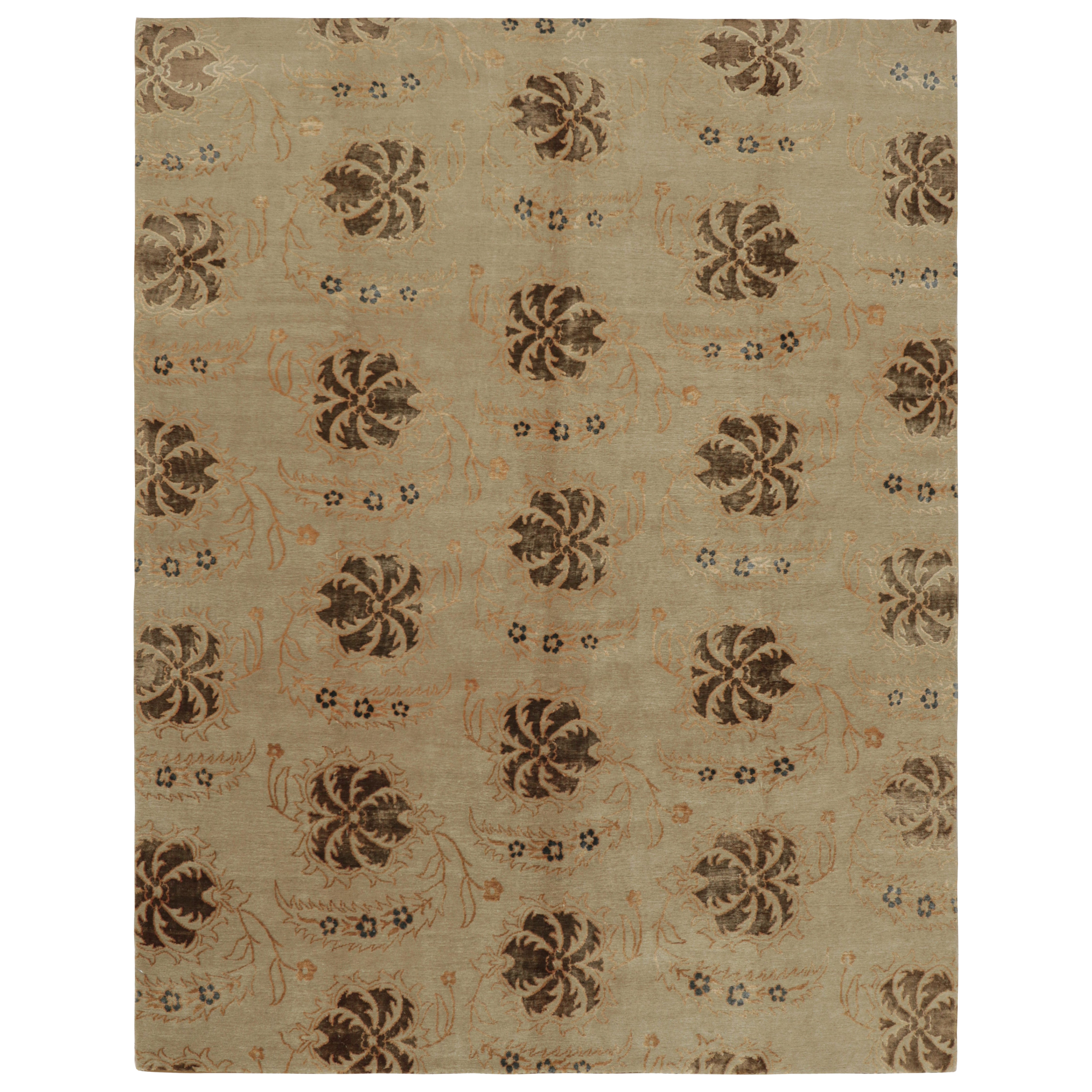 Rug & Kilim è un tappeto in stile europeo con motivo floreale beige-marrone e oro-arancio. in vendita