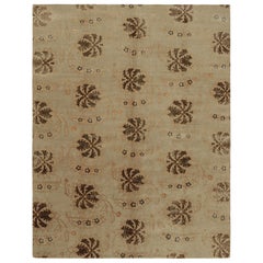 Rug & Kilim è un tappeto in stile europeo con motivo floreale beige-marrone e oro-arancio.