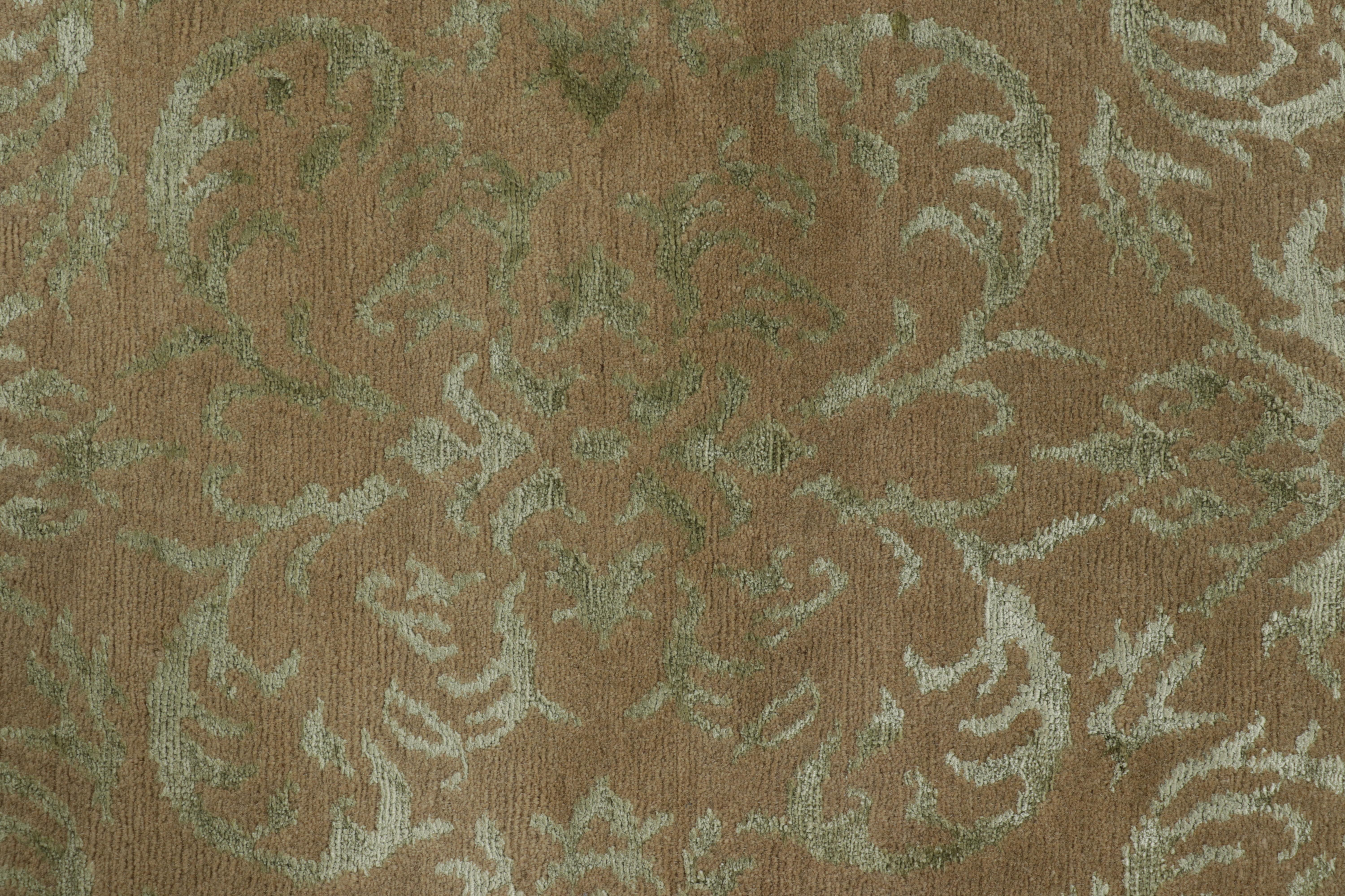 Lana Tappeto Rug & Kilim in stile europeo in beige-marrone con motivi arabescati in verde in vendita