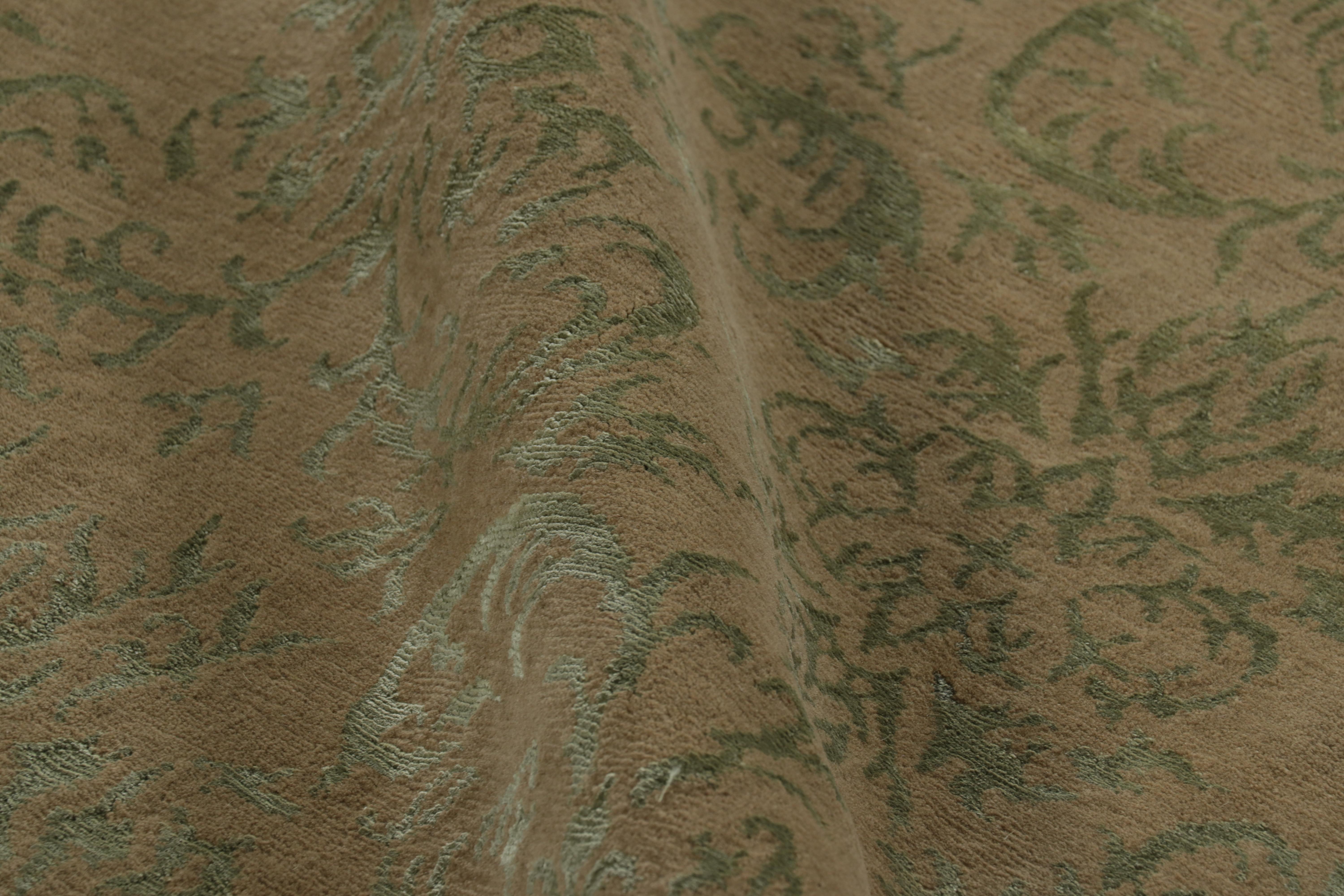 Tappeto Rug & Kilim in stile europeo in beige-marrone con motivi arabescati in verde in vendita 1