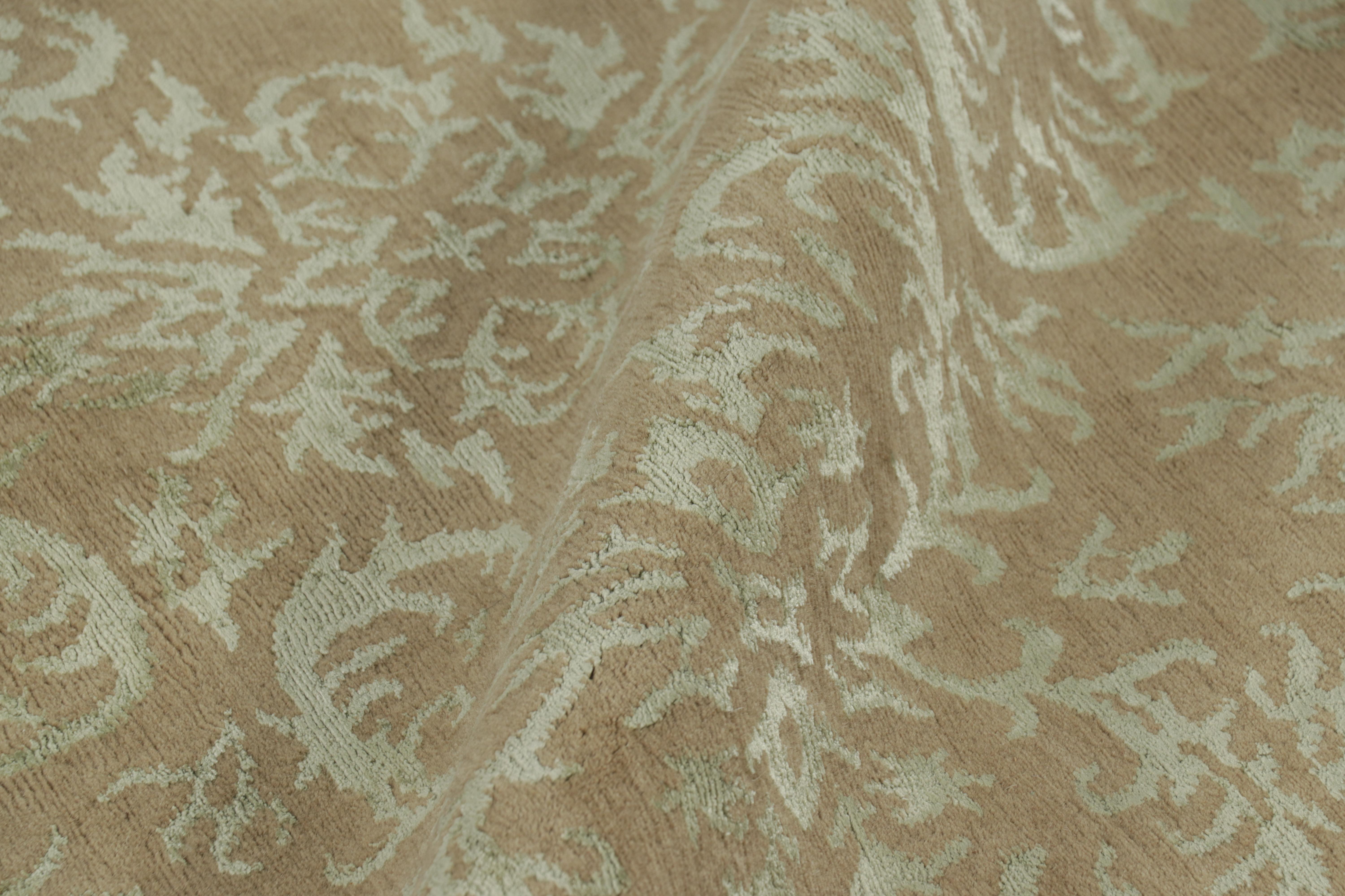 Tappeto Rug & Kilim in stile europeo in beige-marrone con motivi arabescati in verde in vendita 2