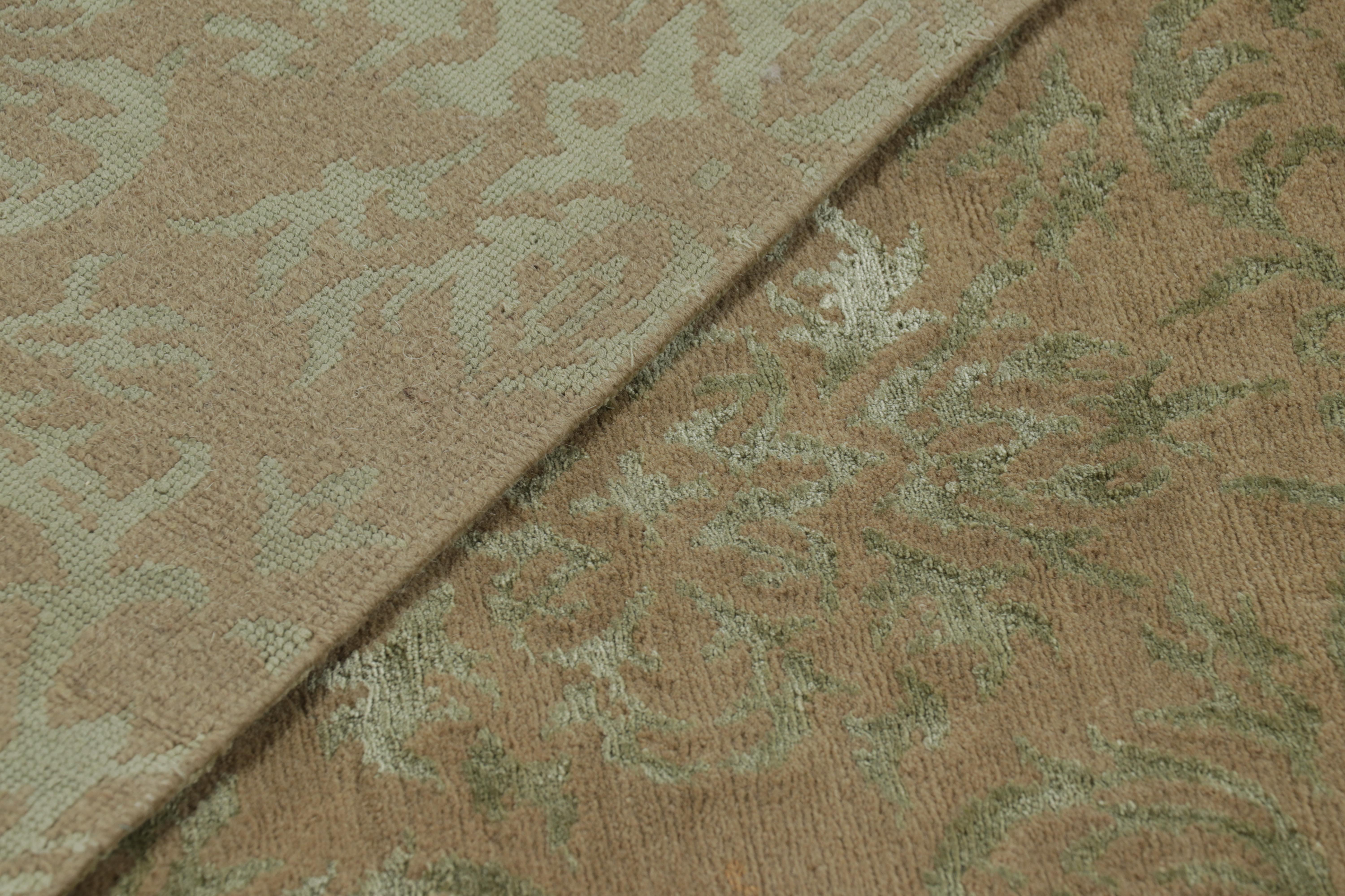 Tappeto Rug & Kilim in stile europeo in beige-marrone con motivi arabescati in verde in vendita 3