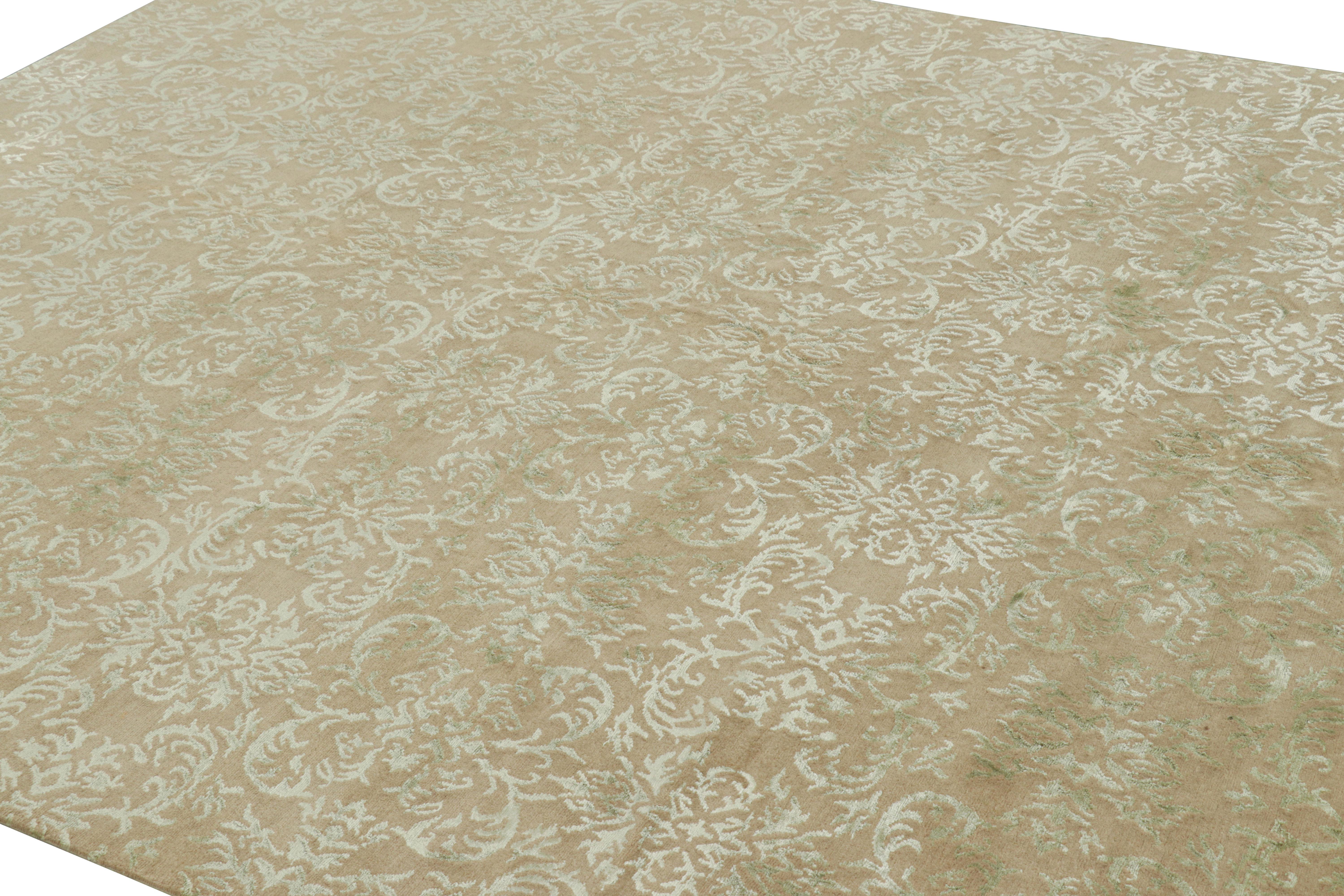 Noué à la main en laine et en soie dans notre velours népalais le plus luxueux, ce tapis de transition 8x10 vient s'ajouter à la collection de tapis européens de Rug & Kilim.

Sur le Design : 

Les admirateurs de l'artisanat et les collectionneurs