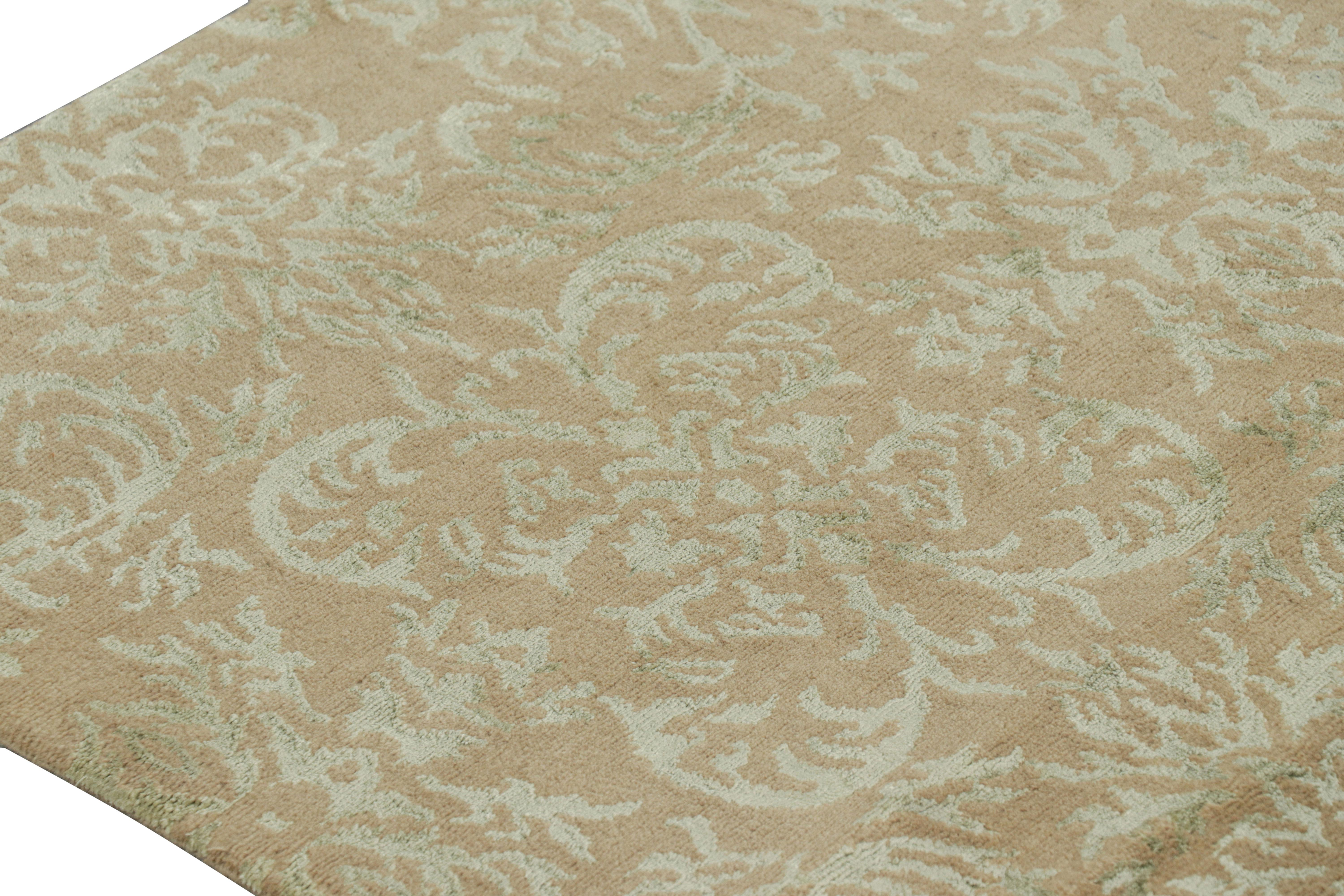 Alfombra de estilo europeo Rug & Kilim en beige-marrón con motivos arabescos en verde Nepalés en venta