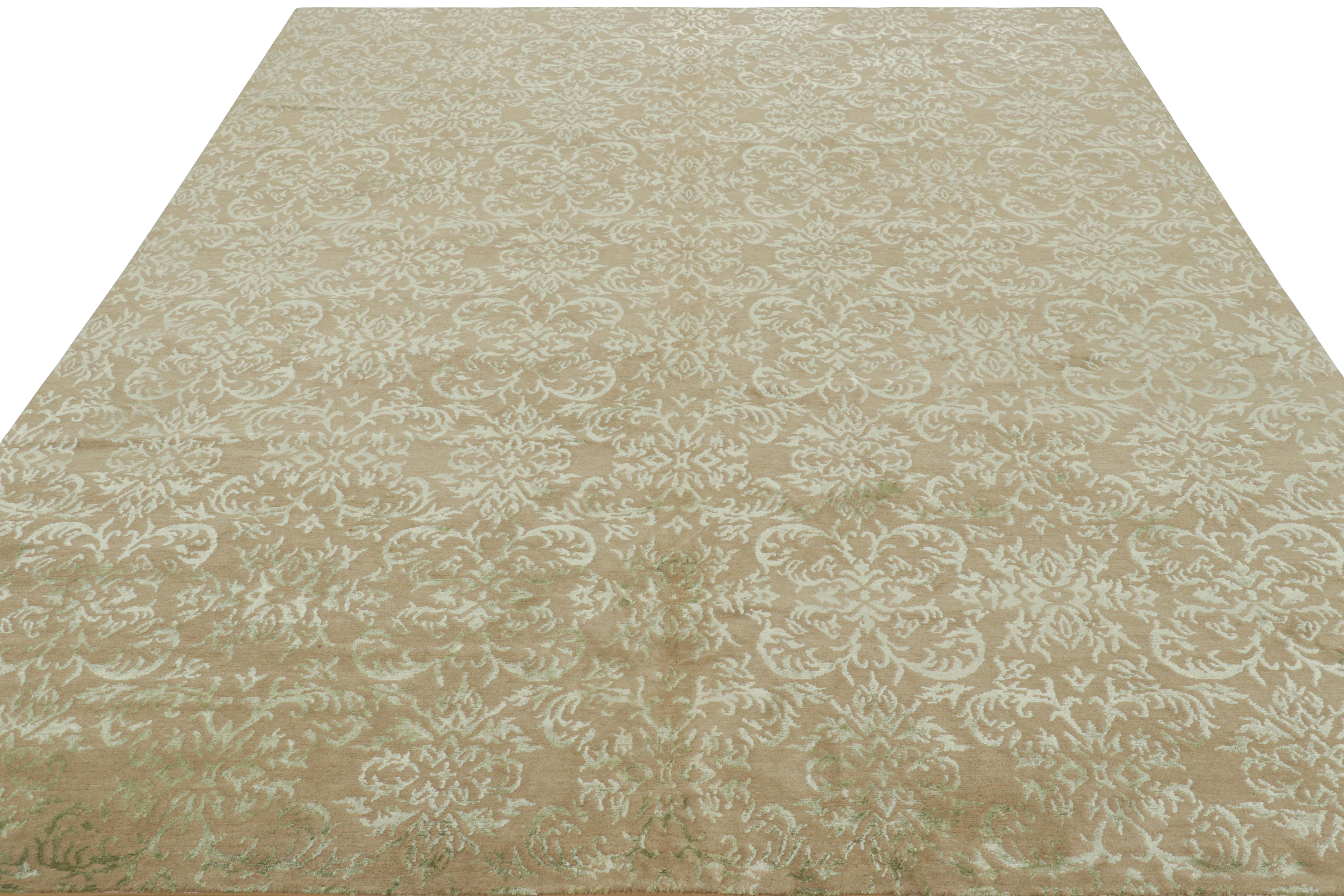 Alfombra de estilo europeo Rug & Kilim en beige-marrón con motivos arabescos en verde Anudado a mano en venta