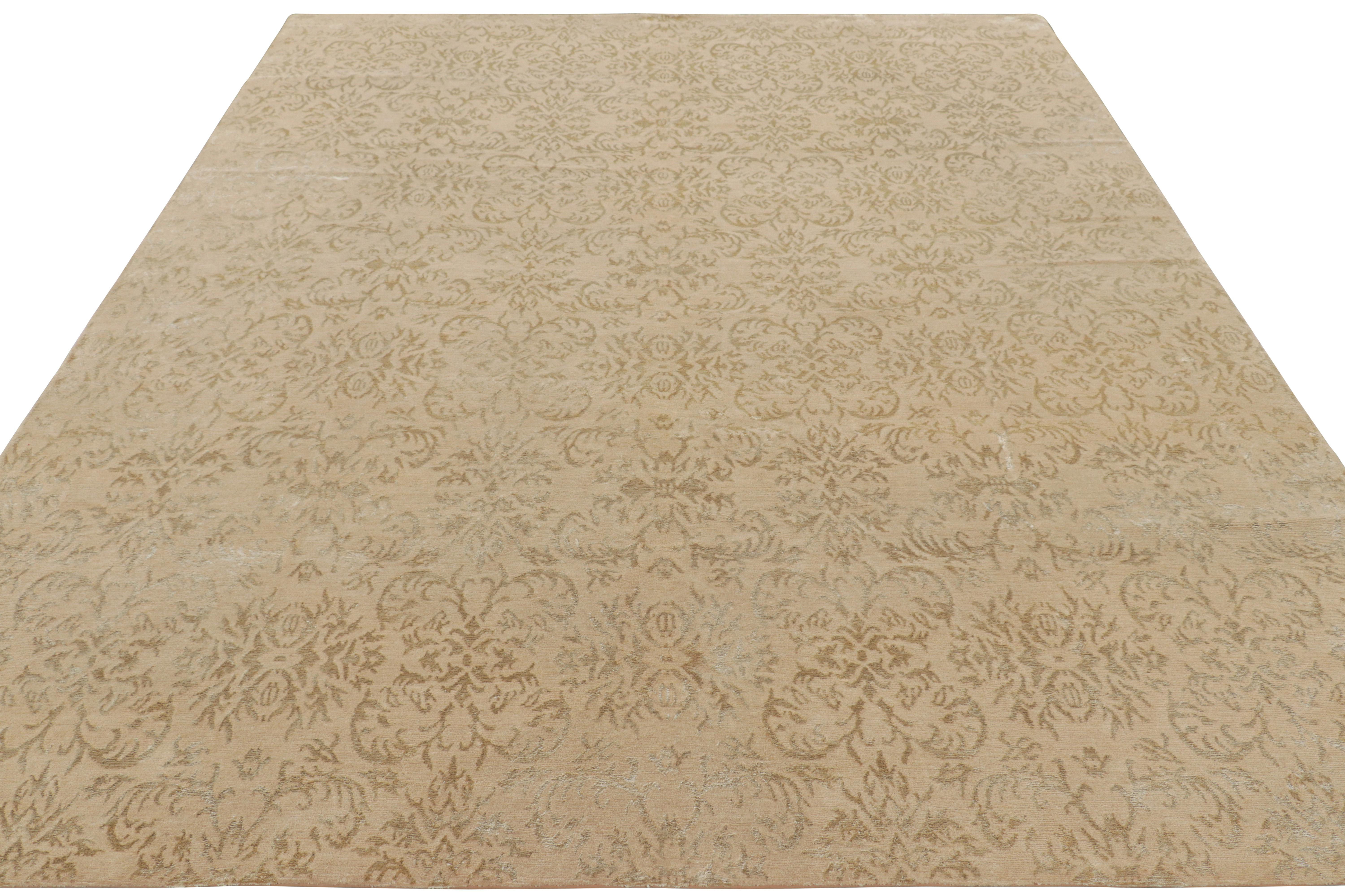 Noué à la main Rug & Kilim's European Style Rug in Beige-Brown with Arabesque Patterns in Green (tapis de style européen en beige et brun avec des motifs arabesques en vert) en vente
