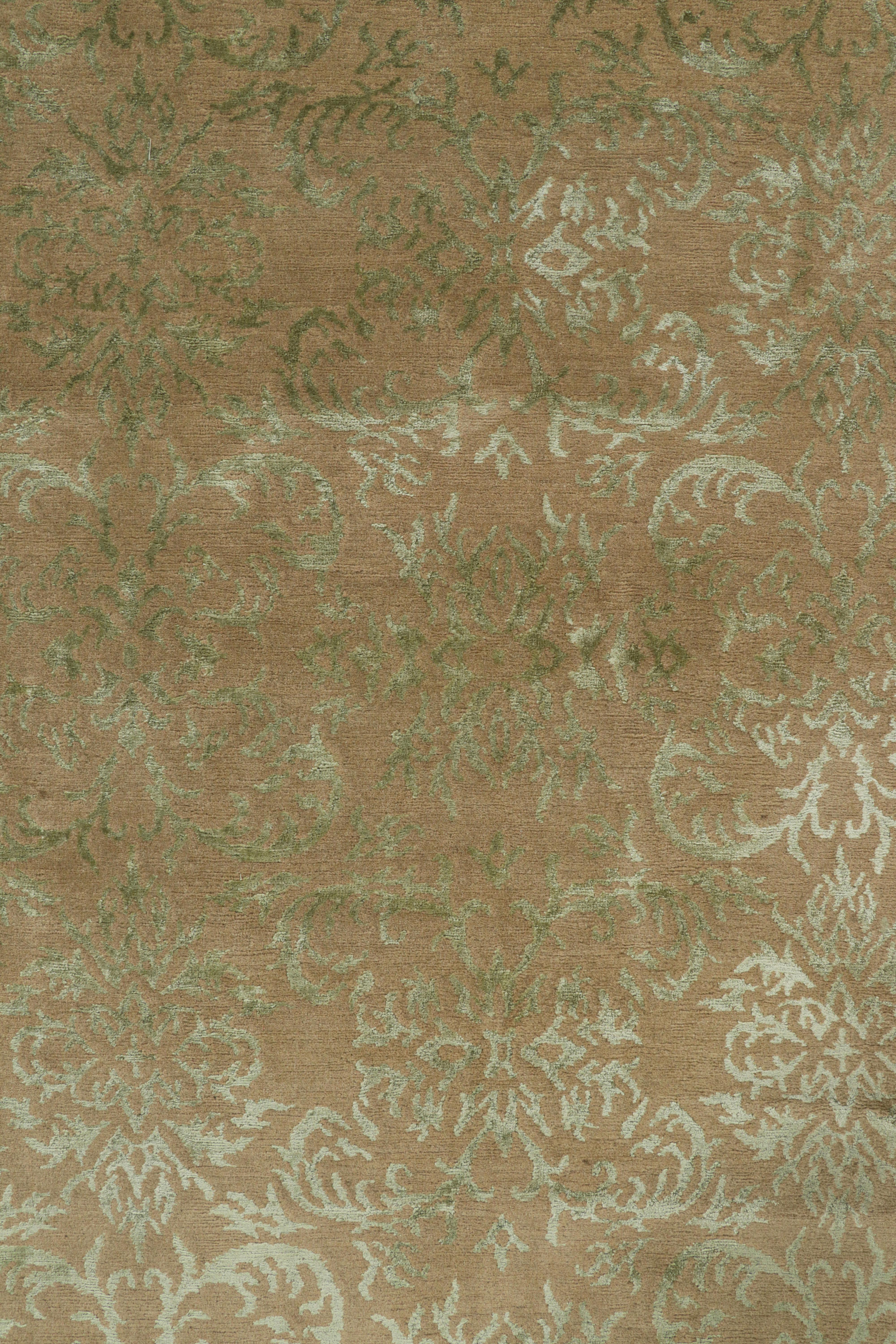 Alfombra de estilo europeo Rug & Kilim en beige-marrón con motivos arabescos en verde Siglo XXI y contemporáneo en venta