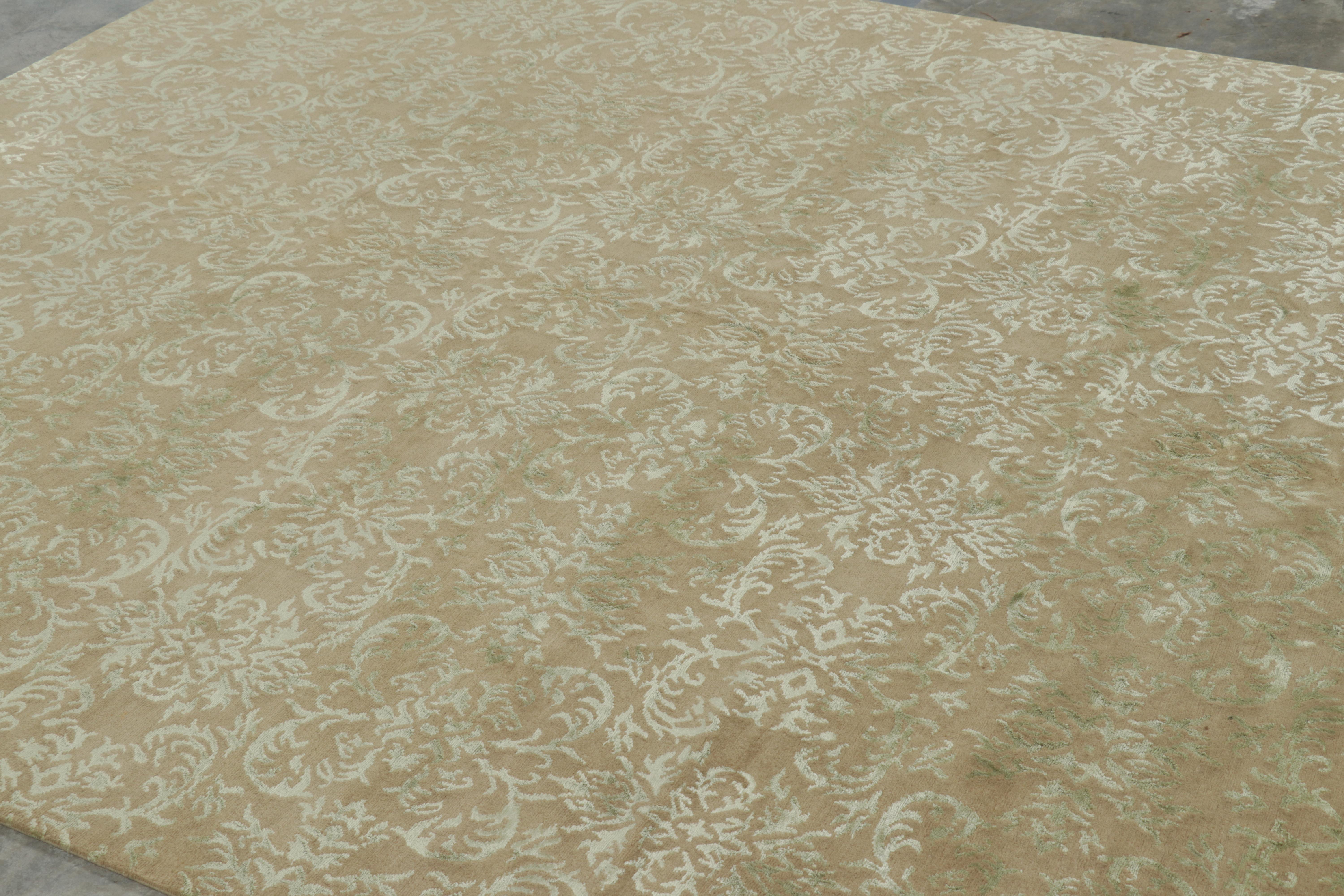 Nepalese Tappeto Rug & Kilim in stile europeo in beige-marrone con motivi arabescati in verde in vendita