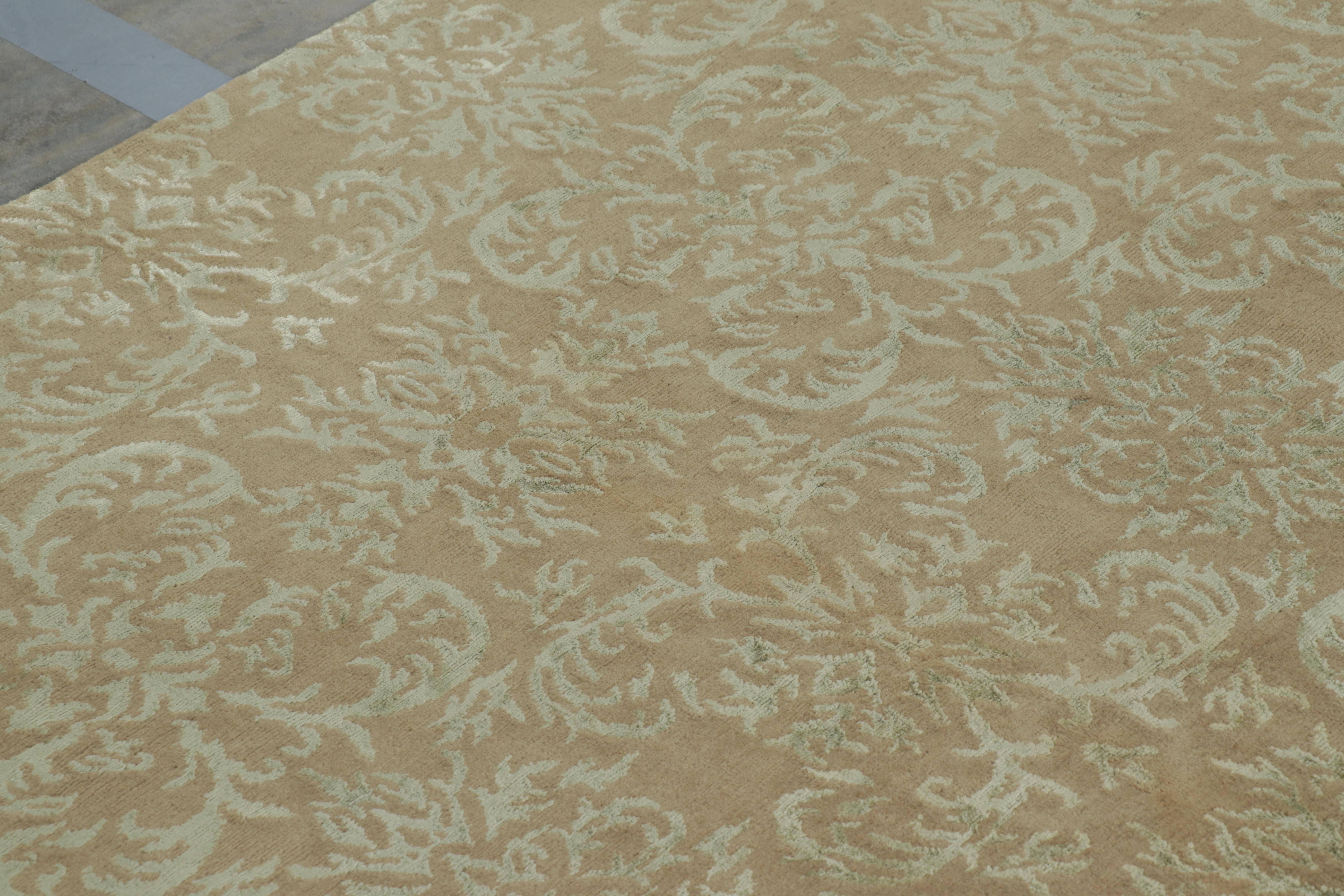Annodato a mano Tappeto Rug & Kilim in stile europeo in beige-marrone con motivi arabescati in verde in vendita