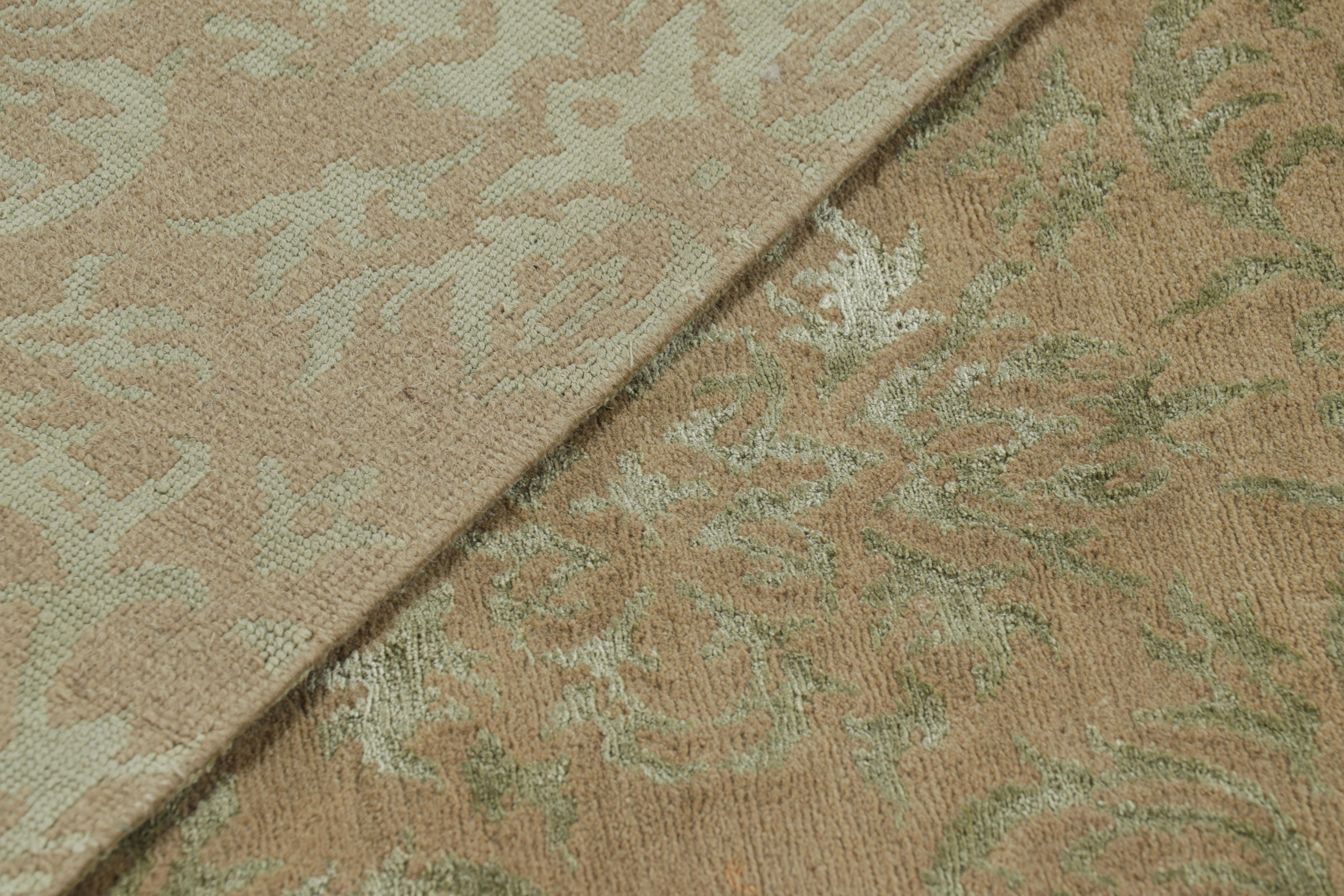 Alfombra de estilo europeo Rug & Kilim en beige-marrón con motivos arabescos en verde en venta 1