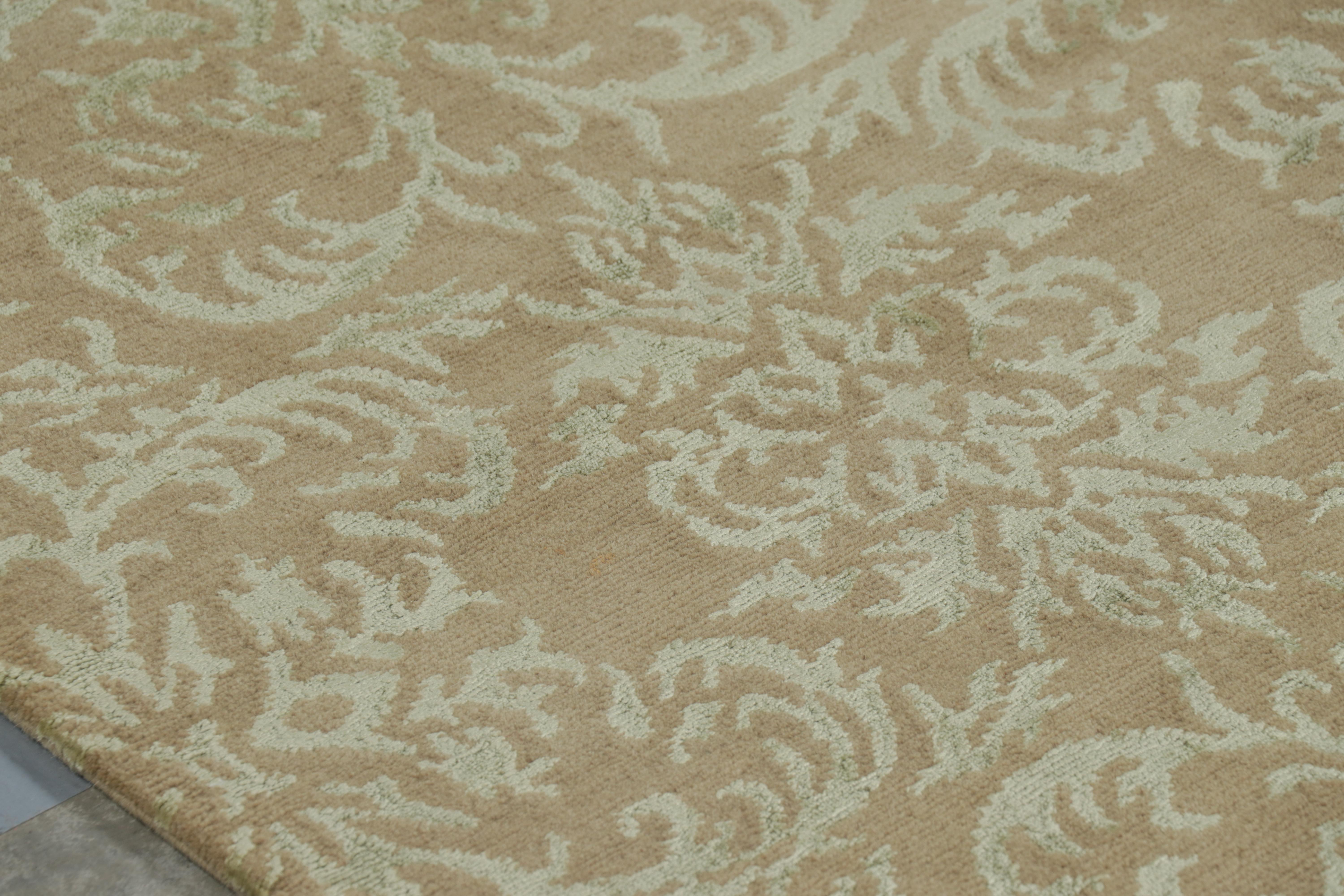 XXI secolo e contemporaneo Tappeto Rug & Kilim in stile europeo in beige-marrone con motivi arabescati in verde in vendita