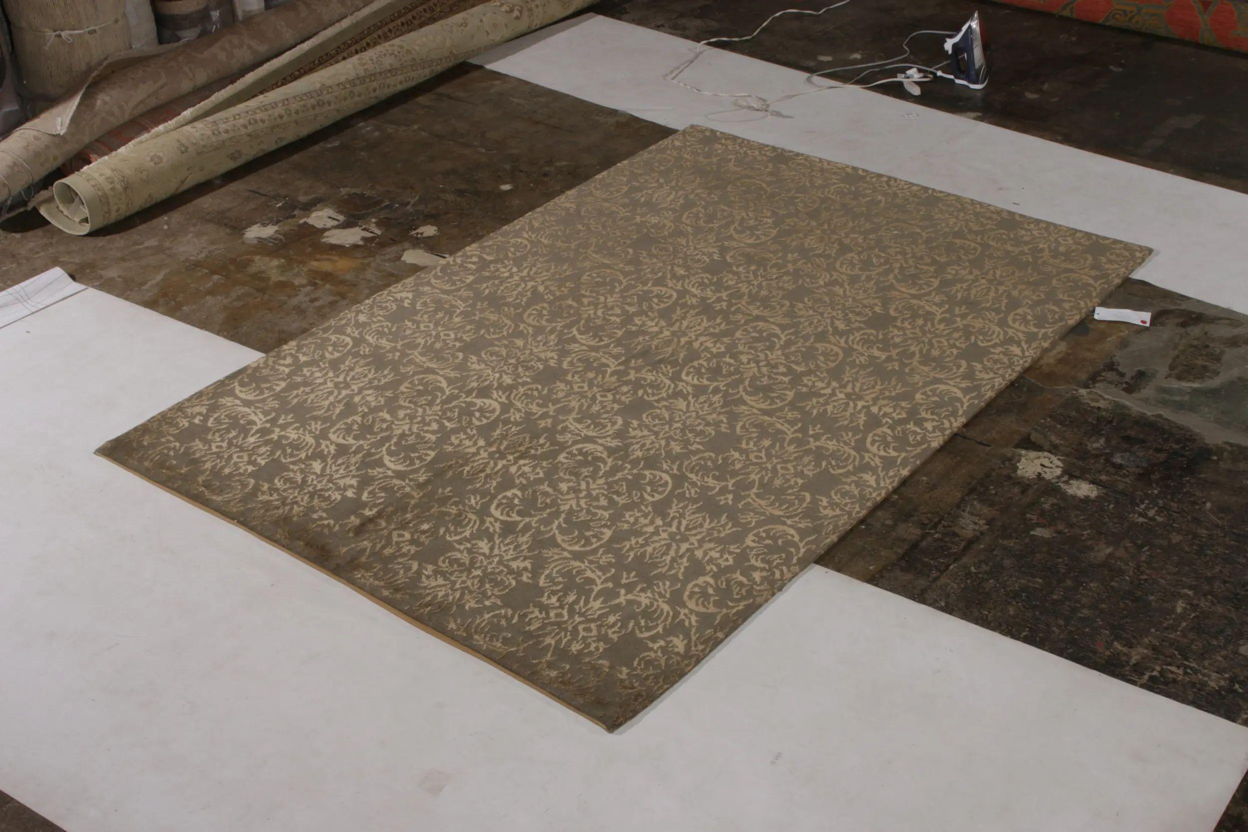 Teppich im europäischen Stil von Teppich & Kilims in Beige-Gold und grünem Arabesque-Muster (Nepalesisch) im Angebot