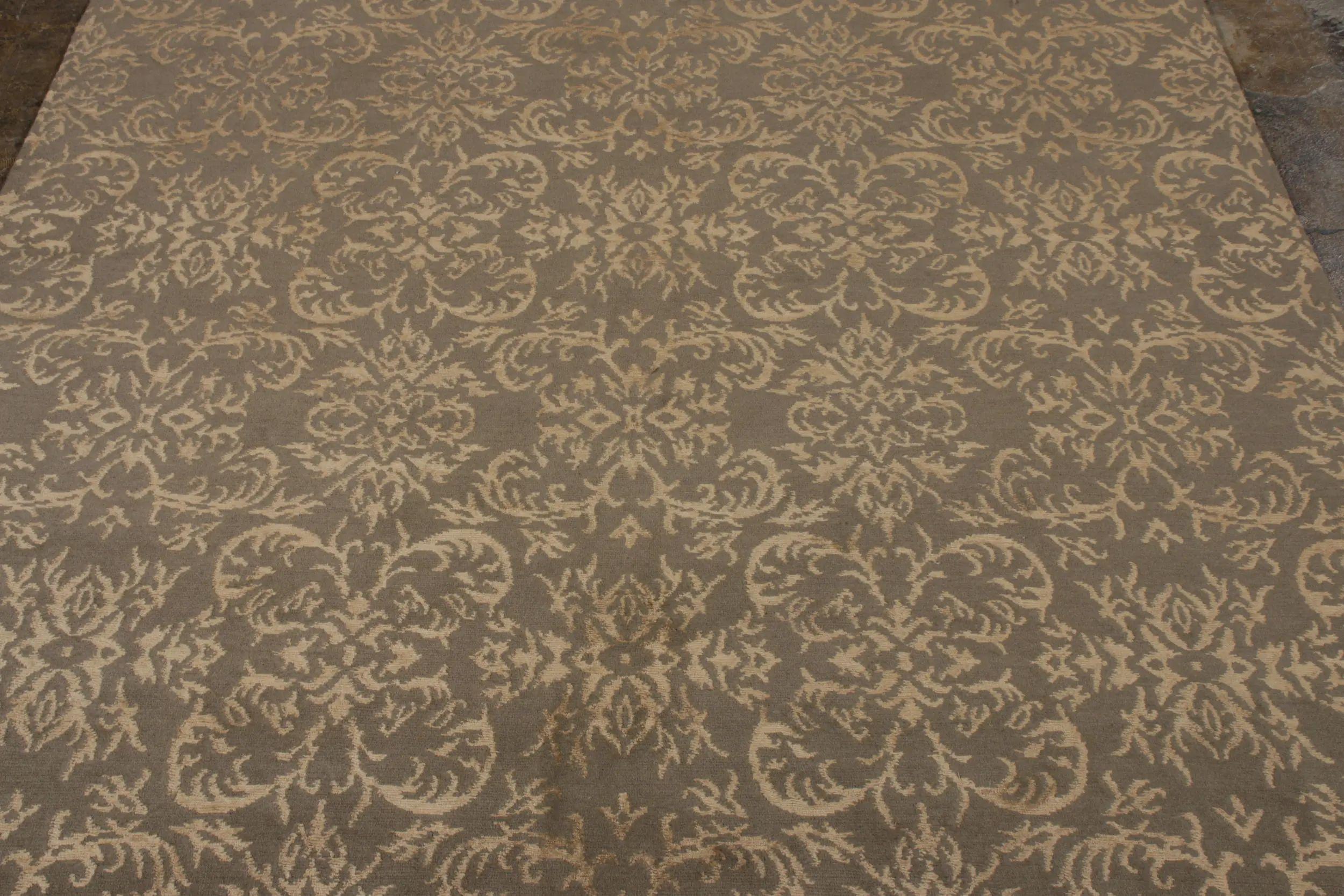 Rug & Kilim's Teppich im europäischen Stil in Beige-Gold und Grün mit Arabesken-Muster im Zustand „Neu“ im Angebot in Long Island City, NY