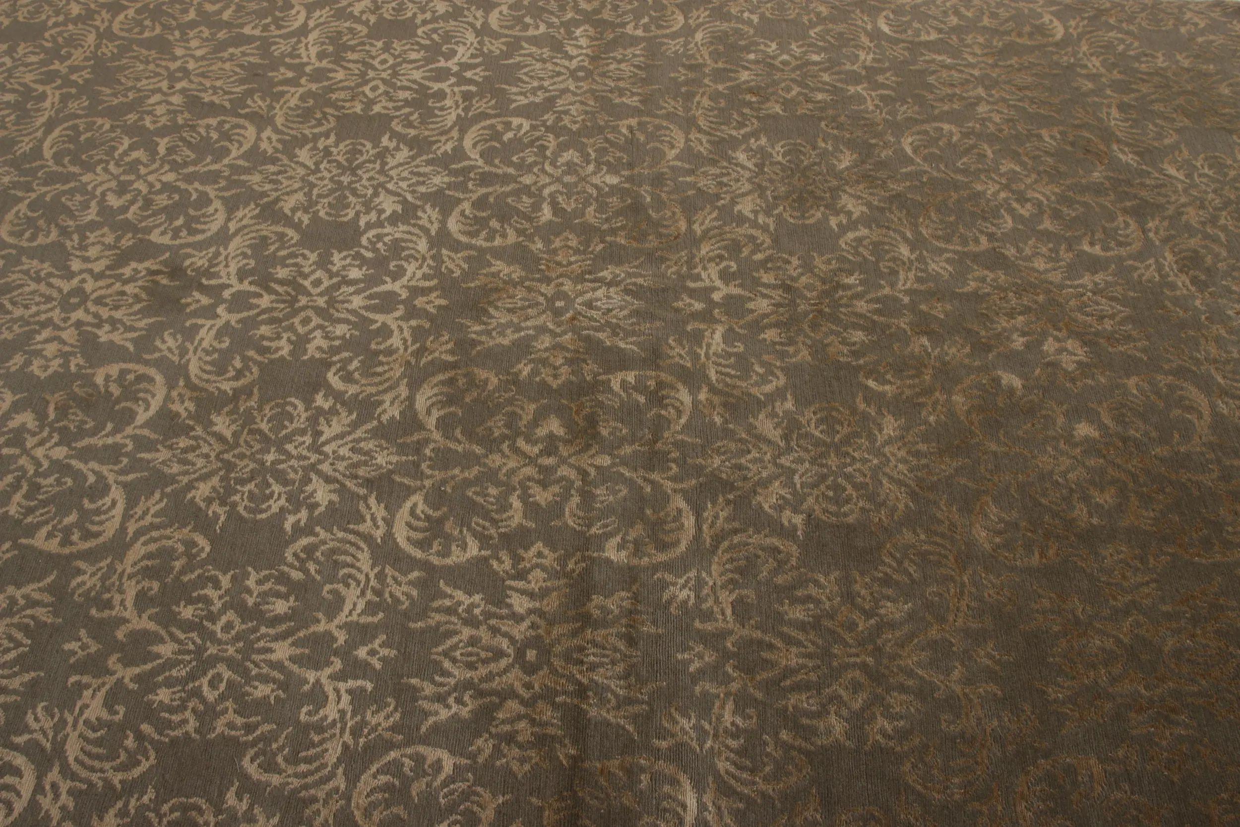 Rug & Kilim's Teppich im europäischen Stil in Beige-Gold und Grün mit Arabesken-Muster (Wolle) im Angebot