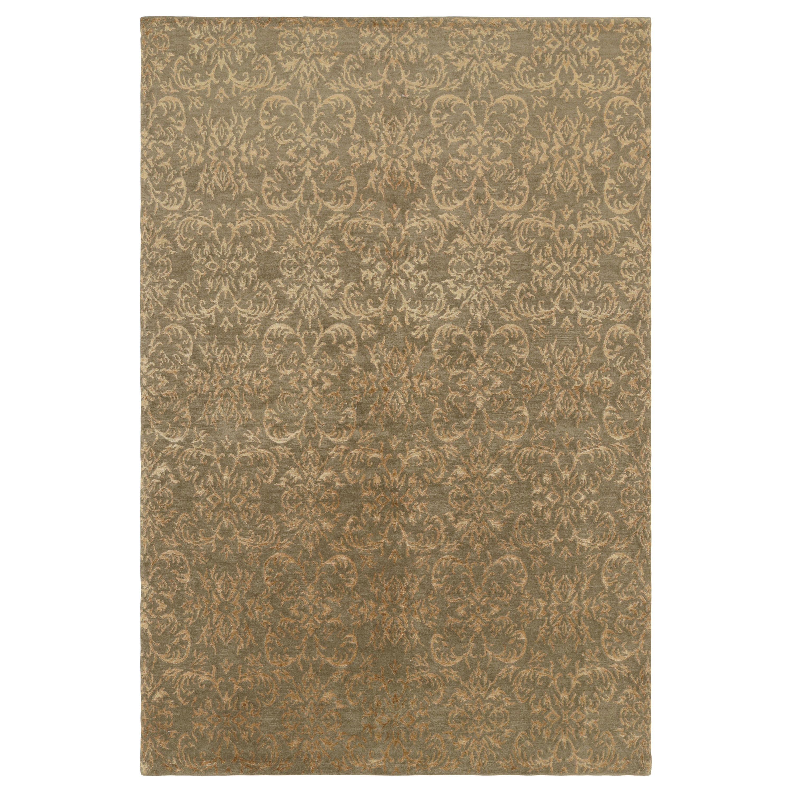 Rug & Kilim: Tappeto in stile europeo con motivo arabescato beige-oro e verde