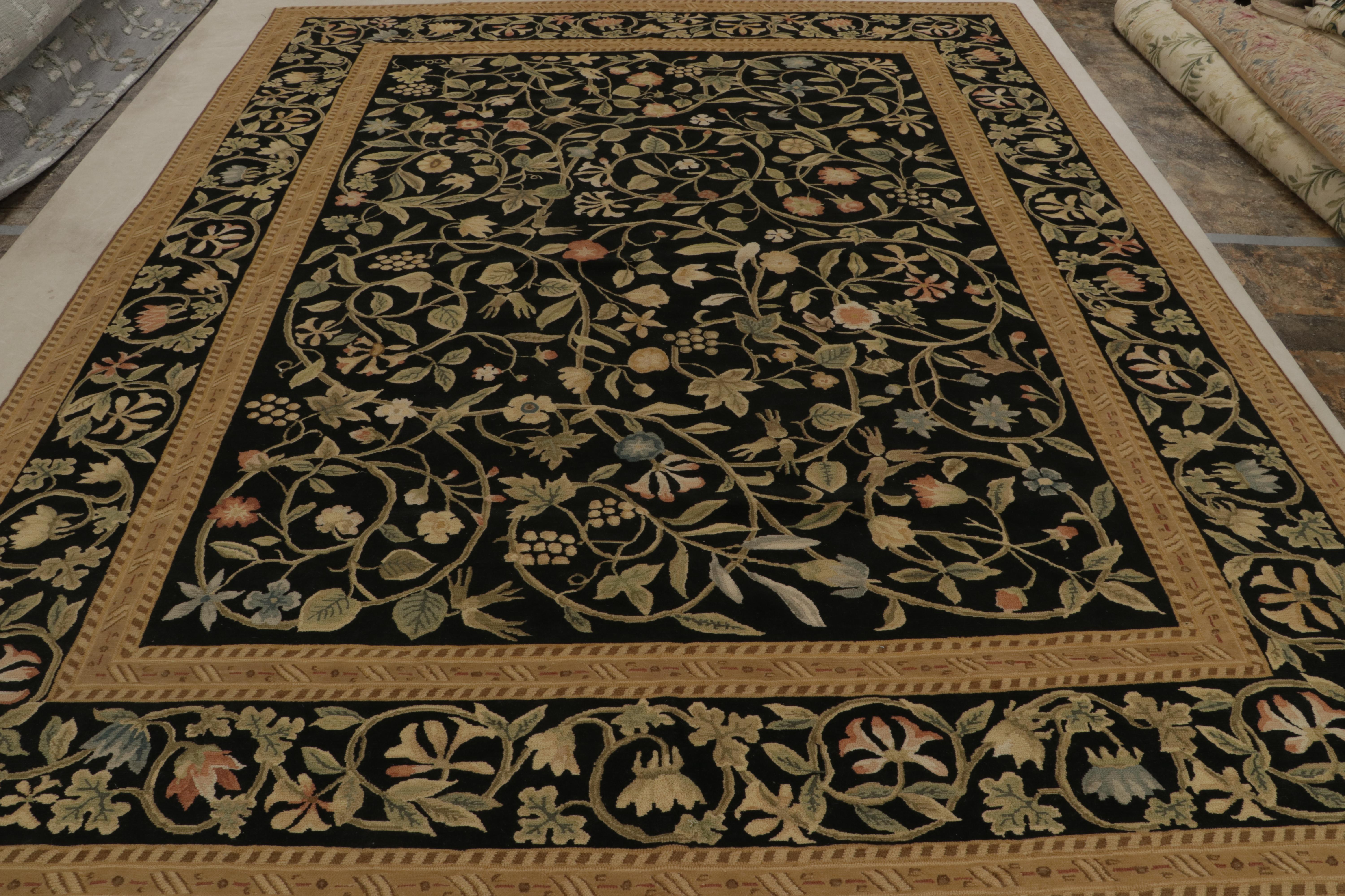 Noué à la main en laine, ce tapis européen 9x11 en noir est la première itération de ce design à être en texture haute et basse. Avec ses motifs floraux beige/brun, vert et rose parmi de nombreux autres tons actuels plus vifs, ce tapis s'inspire des