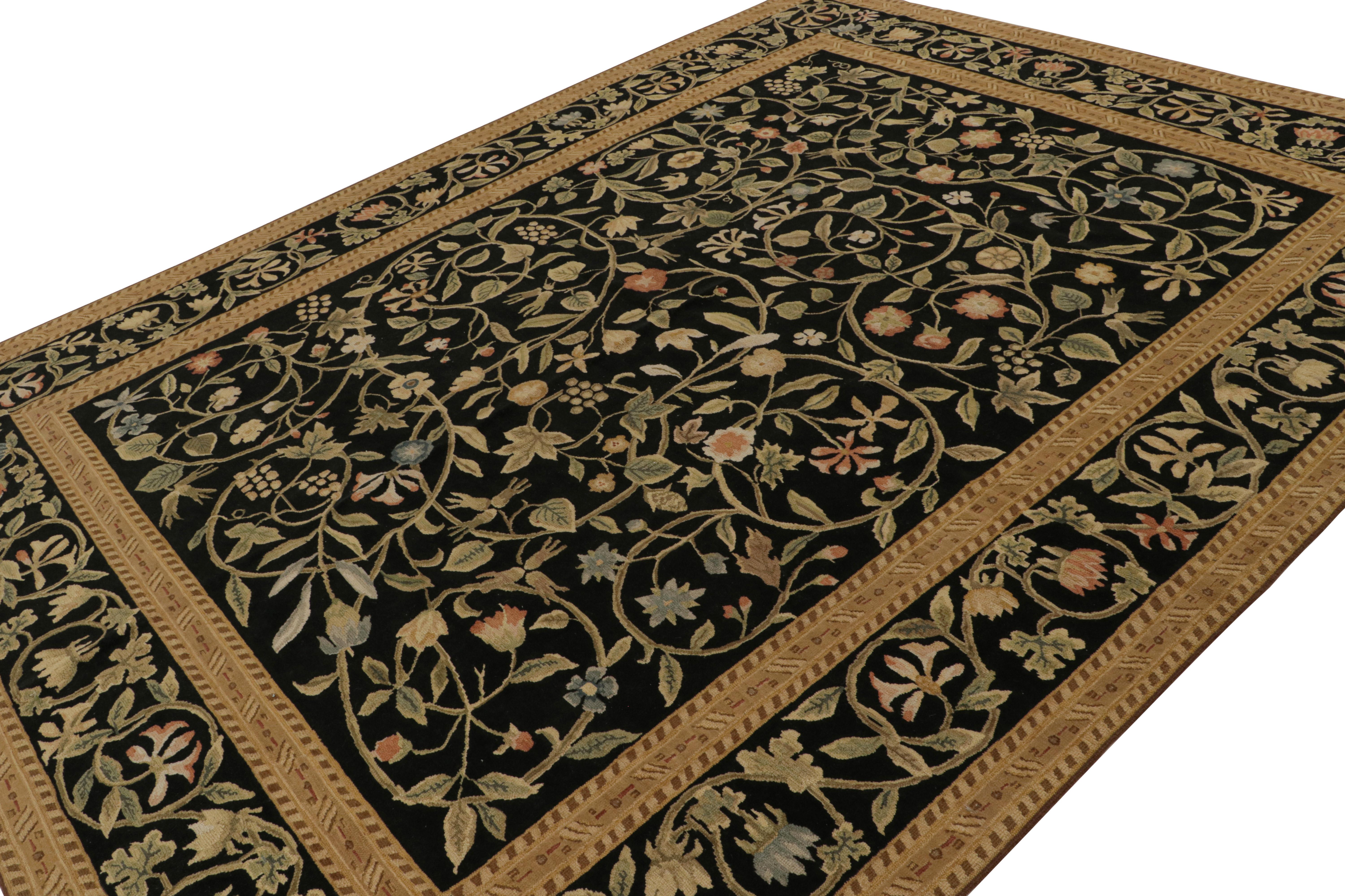 Annodato a mano in lana, questo tappeto europeo 9x11 di colore nero è la prima iterazione di questo disegno con texture alta e bassa. Caratterizzato da motivi floreali beige/marrone, verdi e rosa, oltre a molte altre tonalità più vivaci, questo