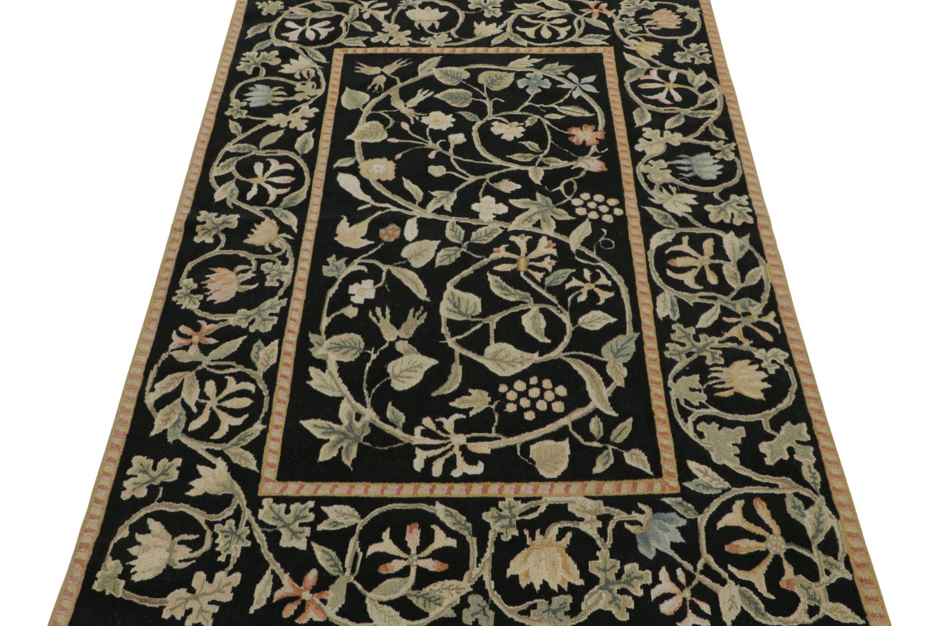 Rug & Kilim's Teppich im europäischen Stil in Schwarz mit beigefarbenen und grünen Blumenmustern (Tudor) im Angebot