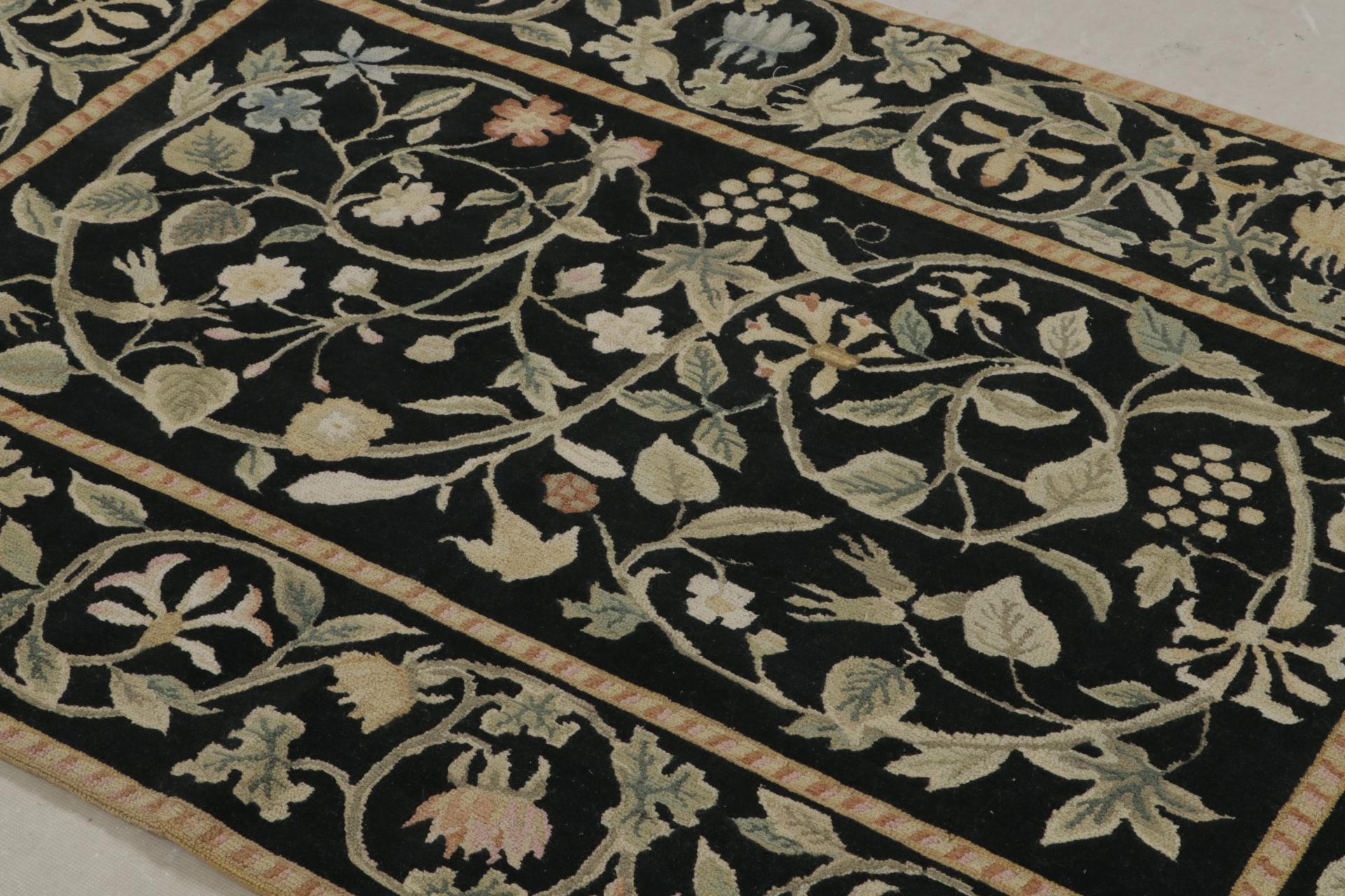 Rug & Kilim's Teppich im europäischen Stil in Schwarz mit beigefarbenen und grünen Blumenmustern (Tudor) im Angebot