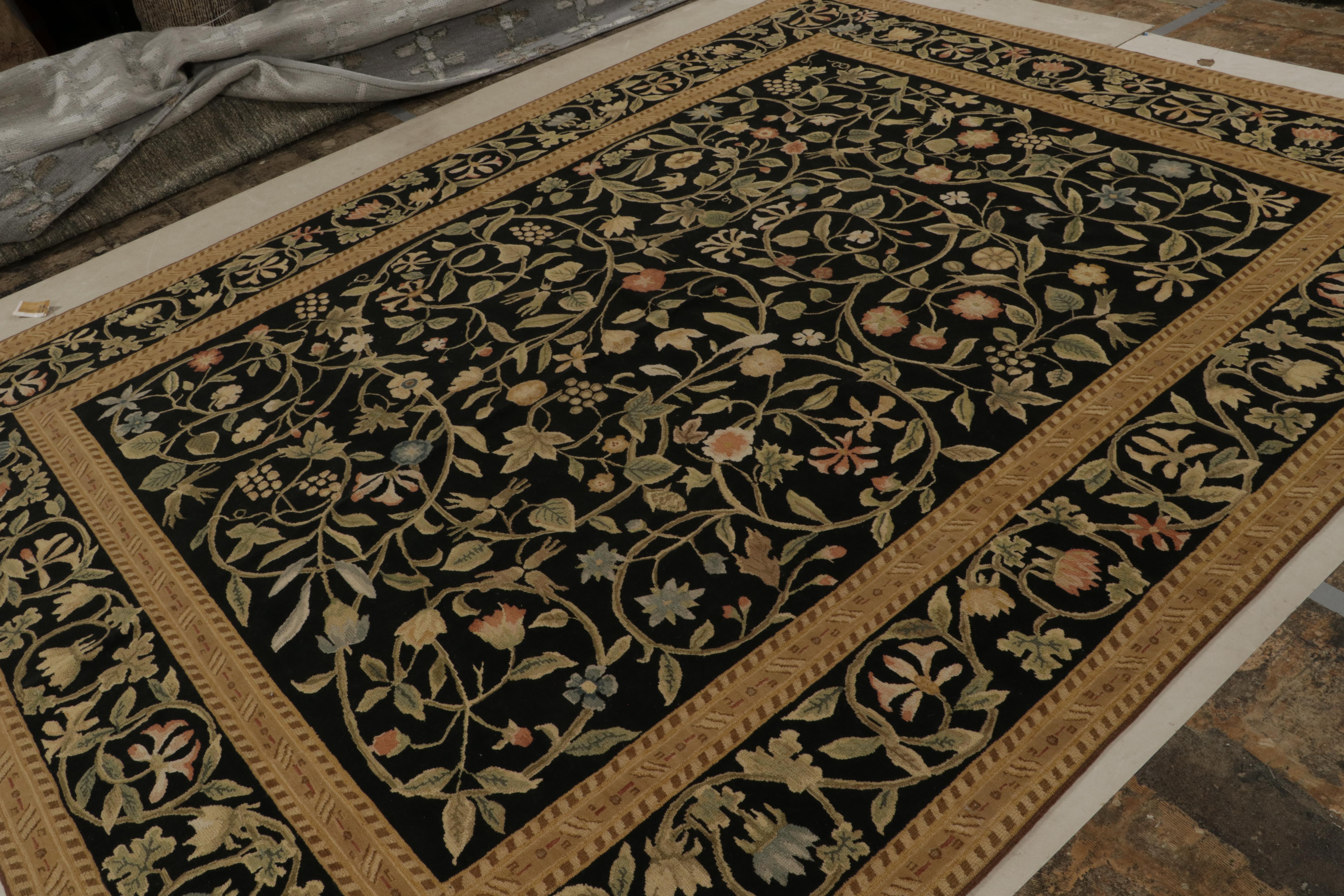 Rug & Kilim's Teppich im europäischen Stil in Schwarz mit beigefarbenen und grünen Blumenmustern (Moderne) im Angebot