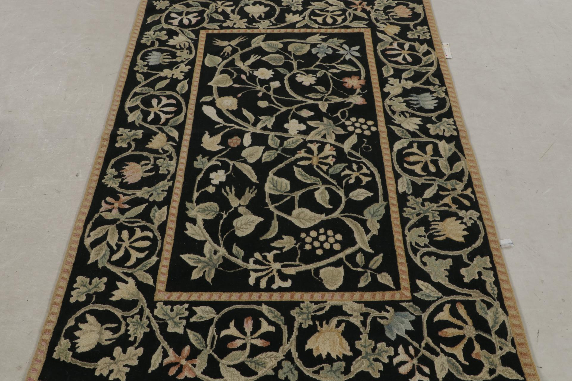 Rug & Kilim's Teppich im europäischen Stil in Schwarz mit beigefarbenen und grünen Blumenmustern (Chinesisch) im Angebot