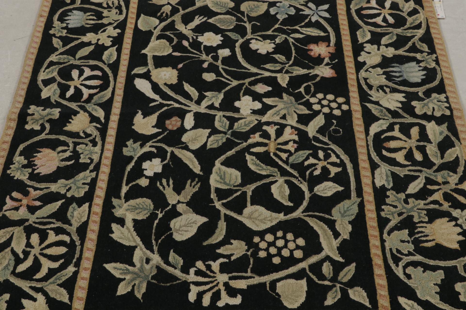 Rug & Kilim's Teppich im europäischen Stil in Schwarz mit beigefarbenen und grünen Blumenmustern (Handgeknüpft) im Angebot