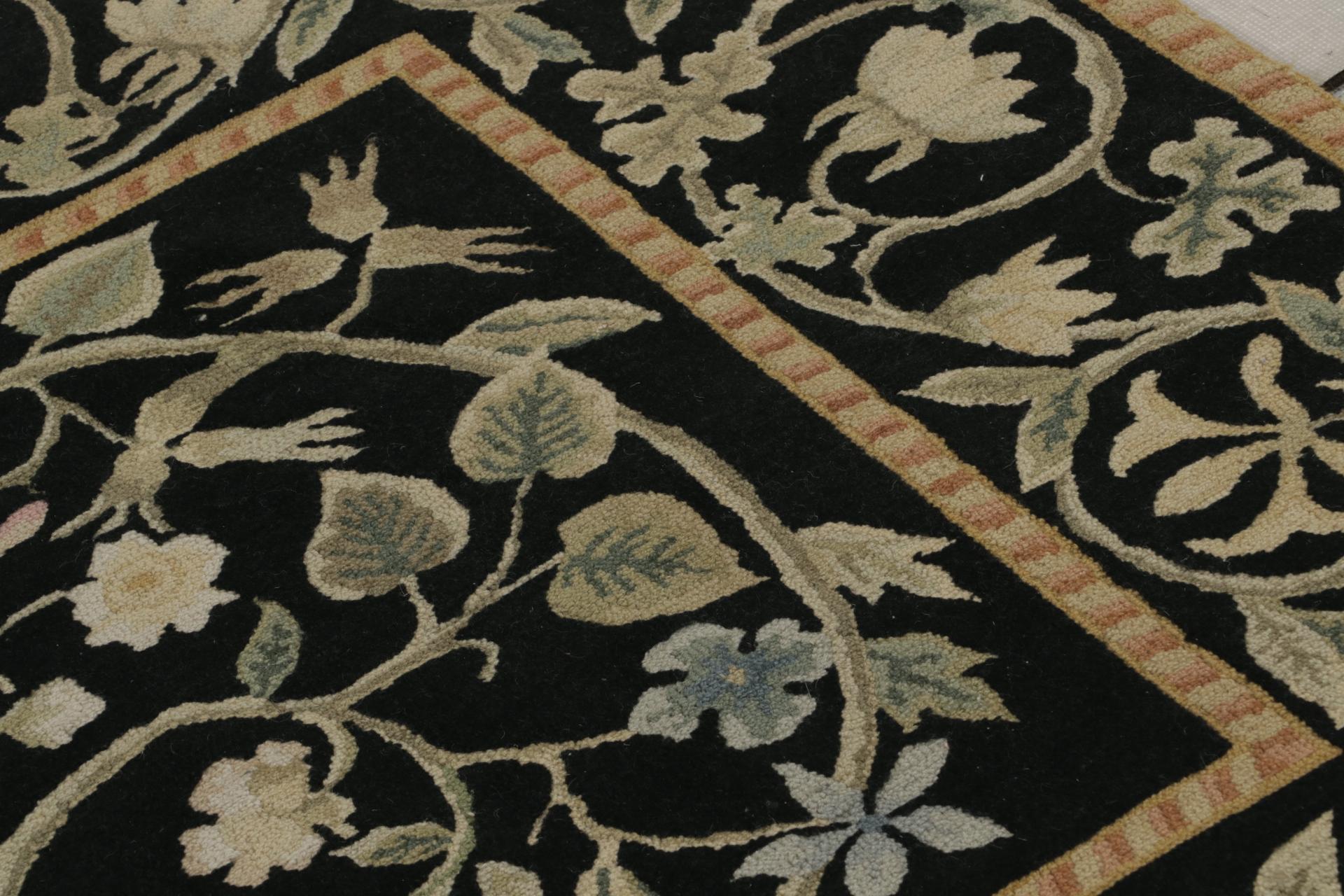 Rug & Kilim's Teppich im europäischen Stil in Schwarz mit beigefarbenen und grünen Blumenmustern im Zustand „Neu“ im Angebot in Long Island City, NY